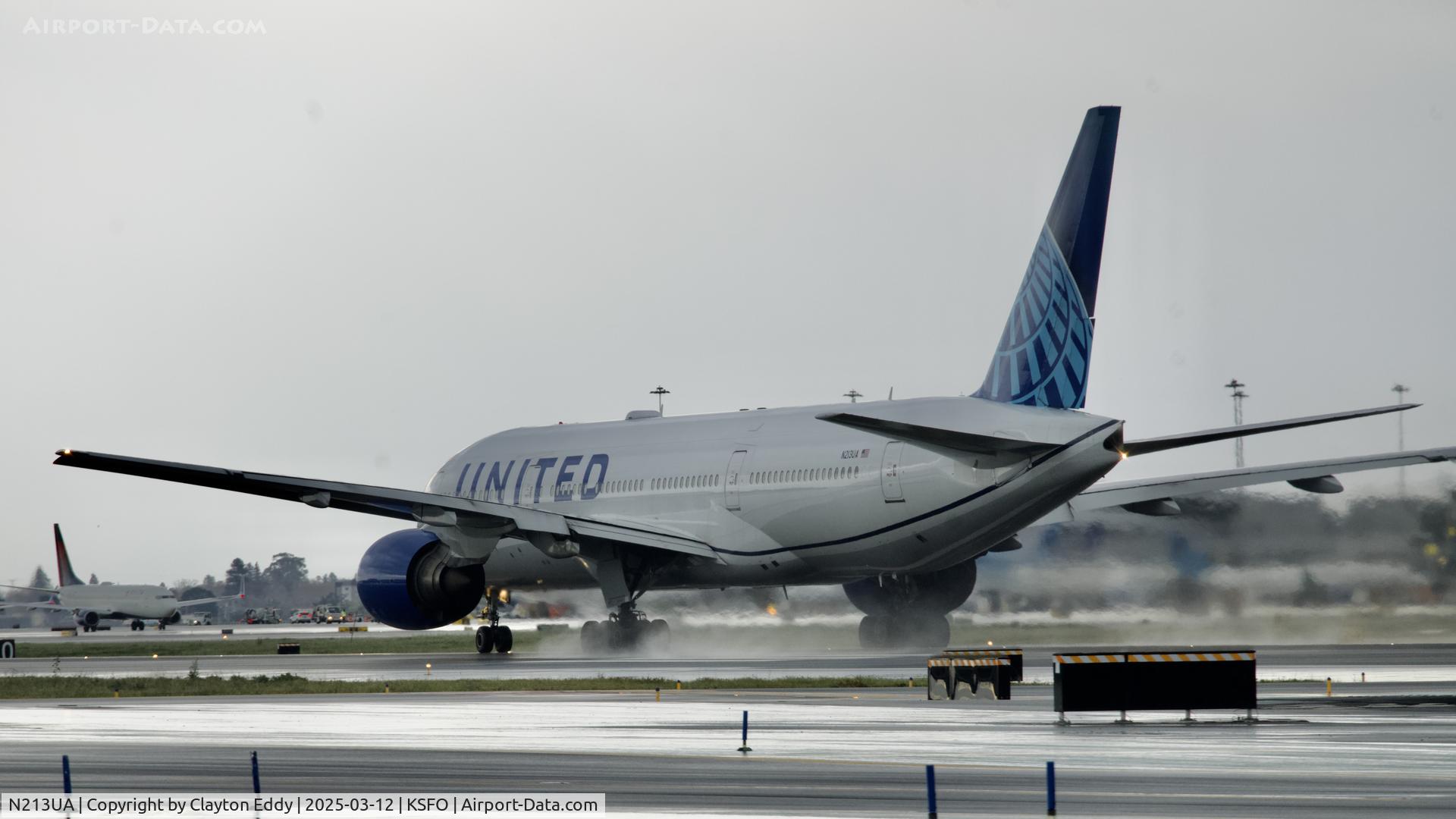 N213UA, 2000 Boeing 777-222 C/N 30219, Deaprting runway 10 SFO 2025