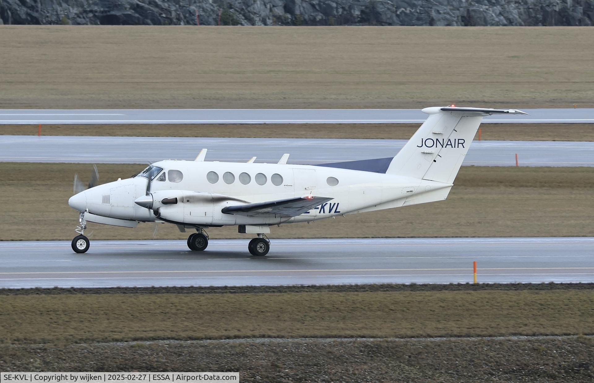SE-KVL, 1981 Beech 200 Super King Air C/N BB-829, Twy W