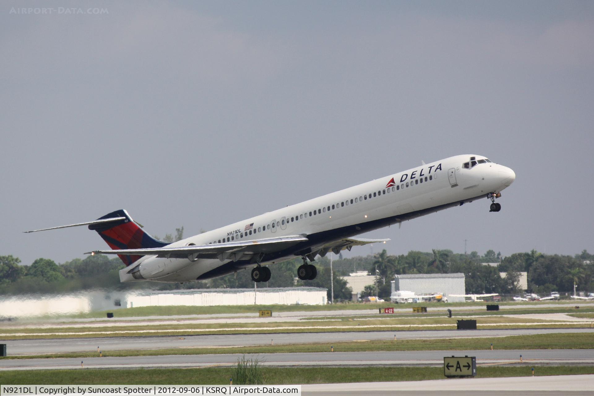N921DL, 1988 McDonnell Douglas MD-88 C/N 49645, Delta Flight 727 departs Sarasota-Bradenton International Airport enroute to Hartsfield-Jackson Atlanta International Airport