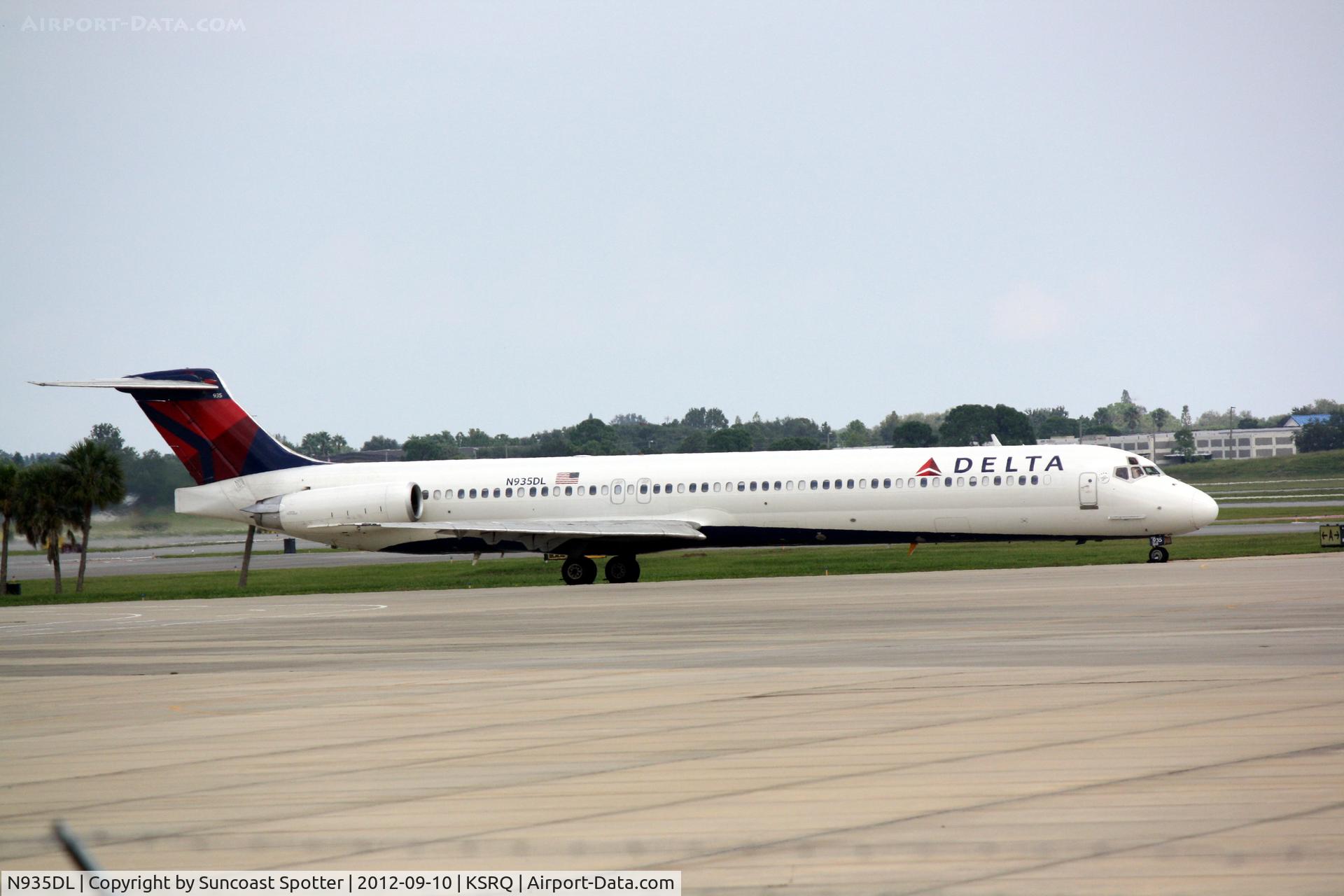 N935DL, 1989 McDonnell Douglas MD-88 C/N 49722, Delta Flight 2298 prepares for flight at Sarasota-Bradenton International Airport
