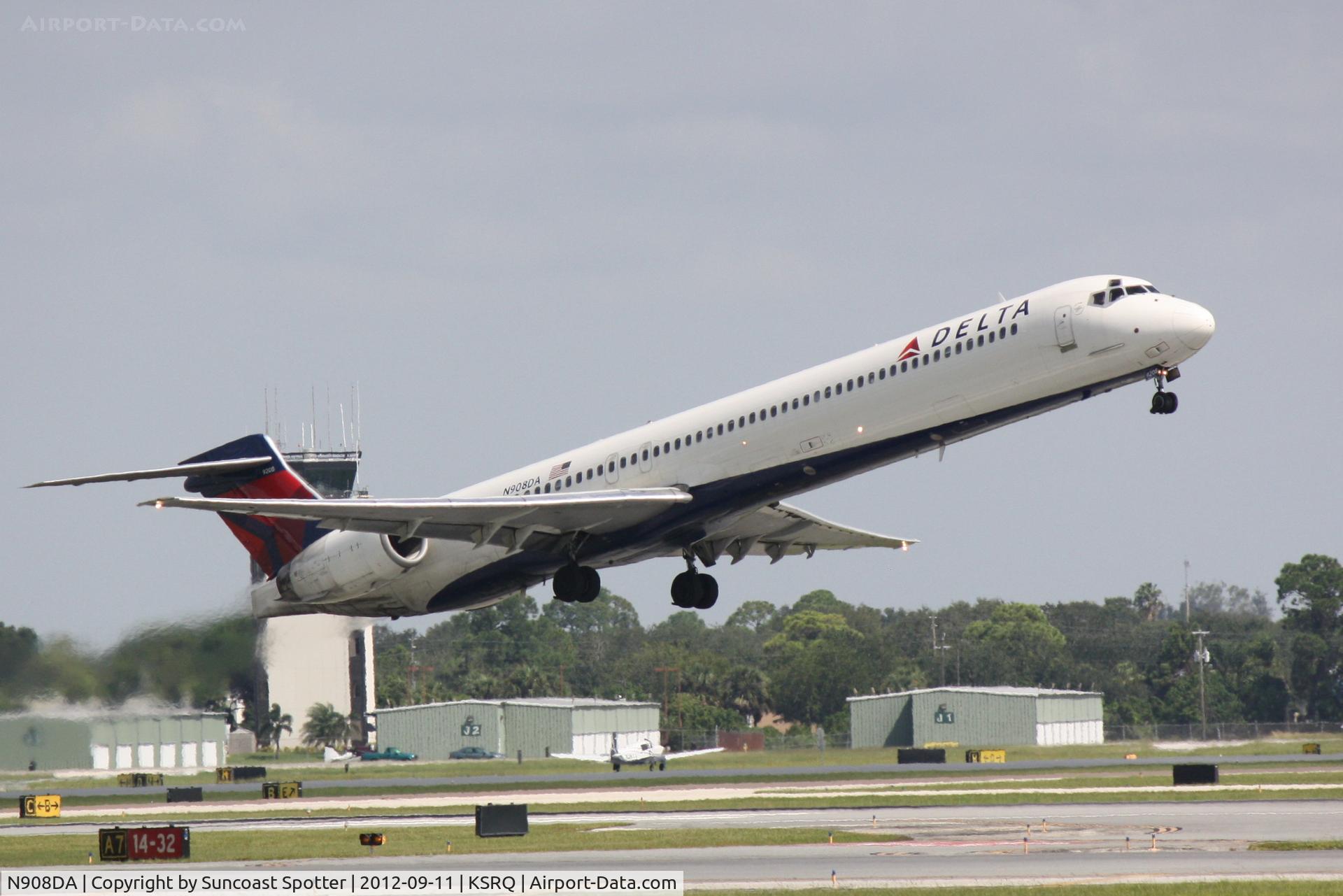 N908DA, 1995 McDonnell Douglas MD-90-30 C/N 53388, Delta Flight 2298 departs Sarasota-Bradenton International Airport enroute to Hartsfield-Jackson Atlanta International Airport