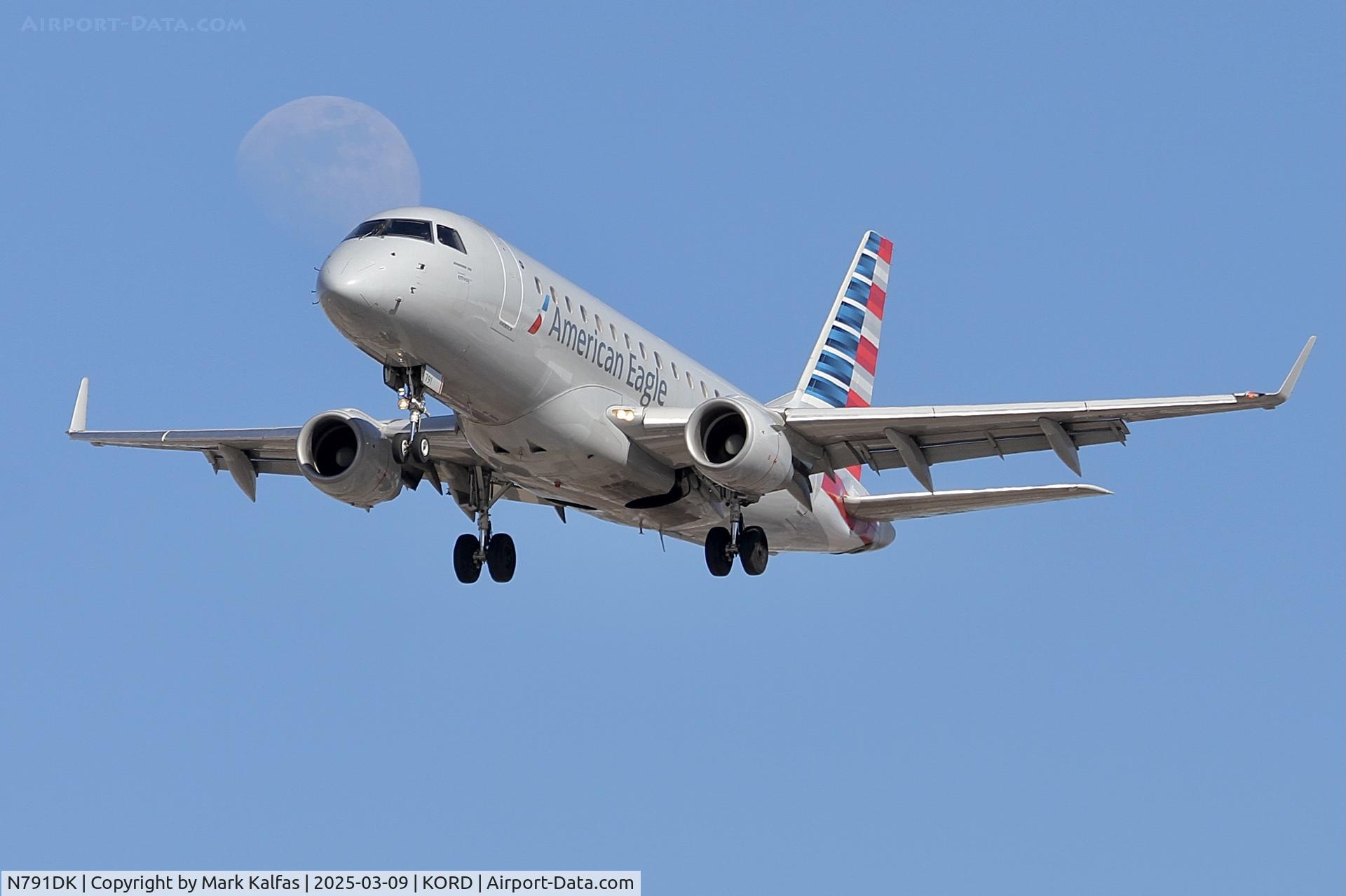 N791DK, 2004 Embraer 170SU (ERJ-170-100SU) C/N 17000019, E170 ENVOY / AMERICAN EAGLE EMBRAER ERJ 170-100 SE N791DK ENY3908 IND-ORD