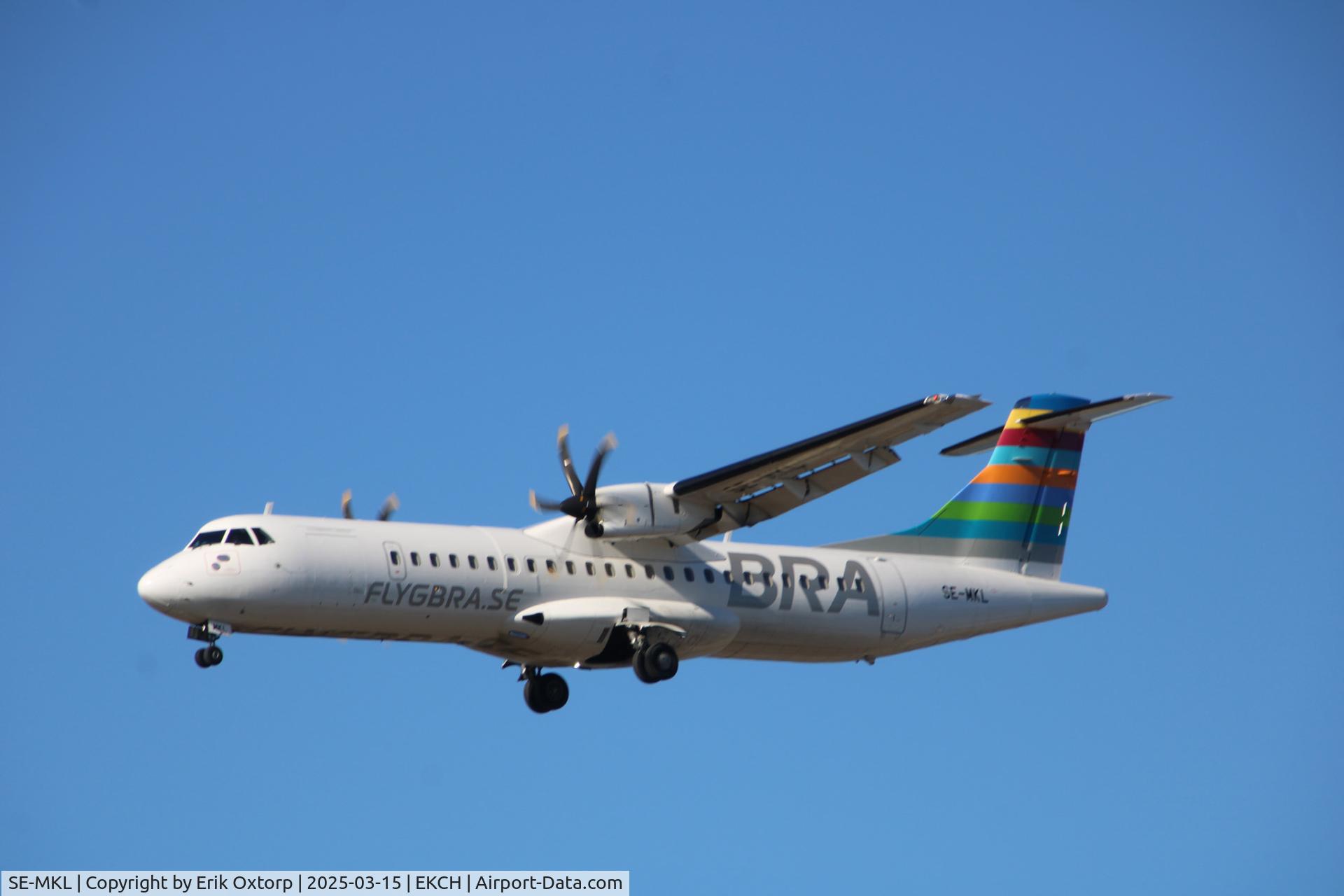 SE-MKL, 2019 ATR 72-600 C/N 1574, SE-MKL landing rw 22L