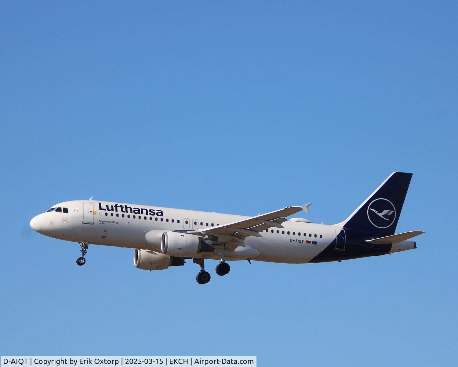 D-AIQT, 2000 Airbus A320-211 C/N 1337, D-AIQT landing rw 22L