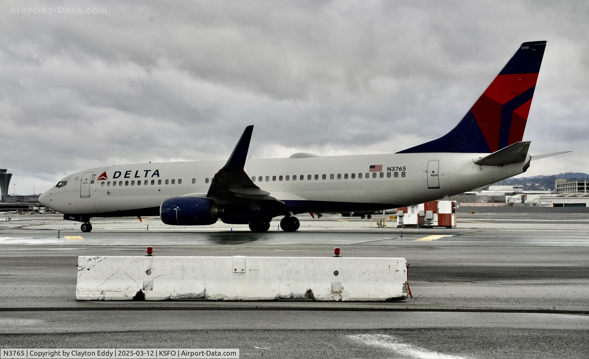 N3765, 2001 Boeing 737-832 C/N 30819, Departing runway 10 SFO 2025