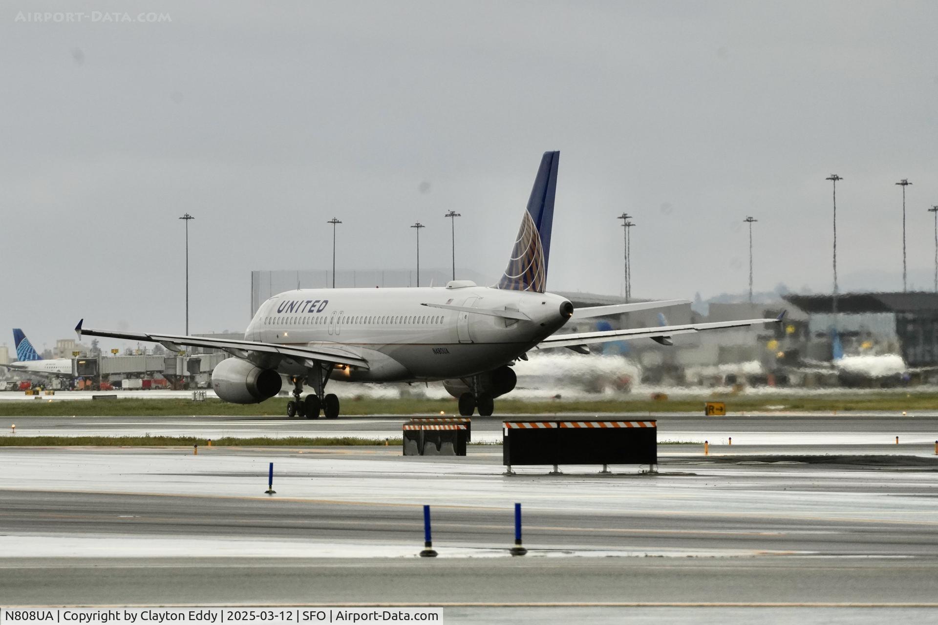 N808UA, 1998 Airbus A319-131 C/N 804, Departing runway 10 SFO 2025