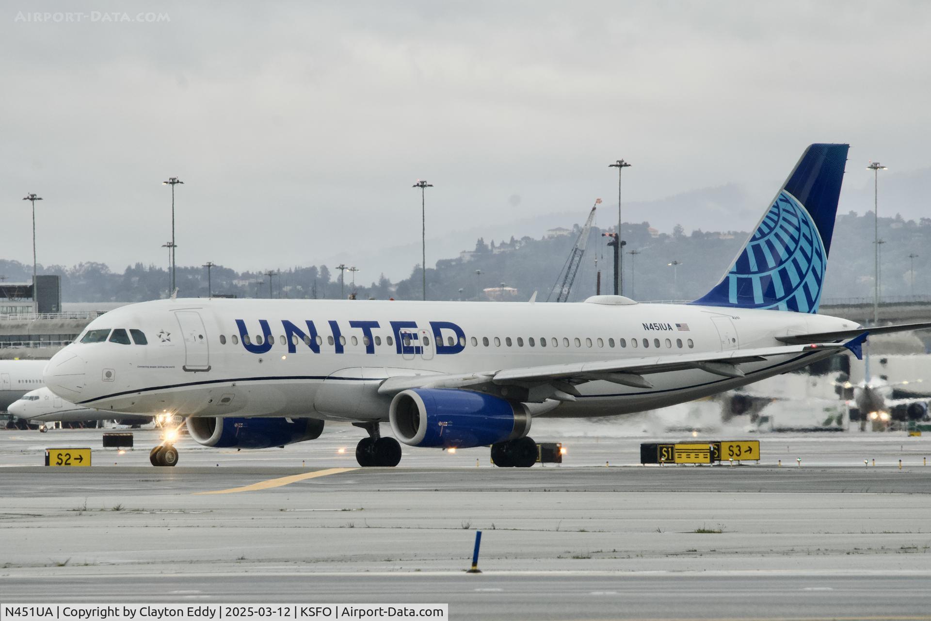 N451UA, 1998 Airbus A320-232 C/N 865, Departing runway 10 SFO 2025