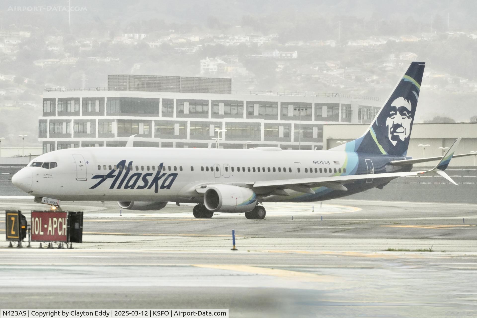 N423AS, 2013 Boeing 737-990/ER C/N 35206, Departing runway 10 SFO 2025