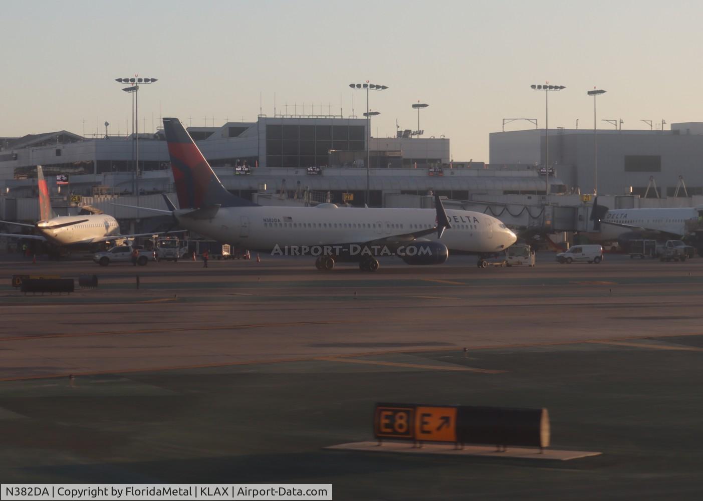 N382DA, 1999 Boeing 737-832 C/N 30345, LAX 2024 zx
