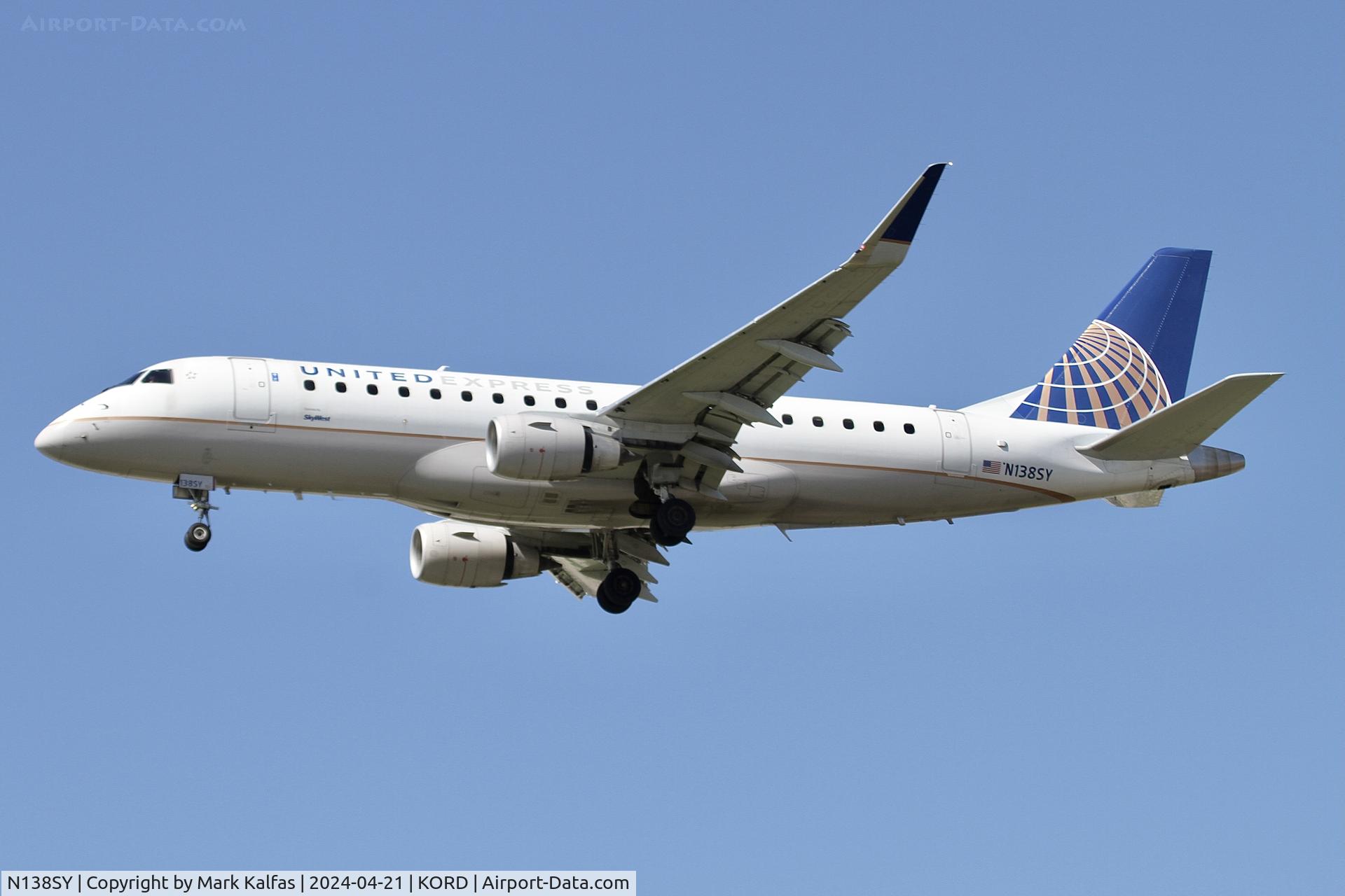 N138SY, 2015 Embraer 175LR (ERJ-170-200LR) C/N 17000446, E75L SKYWEST / UNITED EXPRESS EMBRAER 175 (long wing) N138SY 28C approach KORD