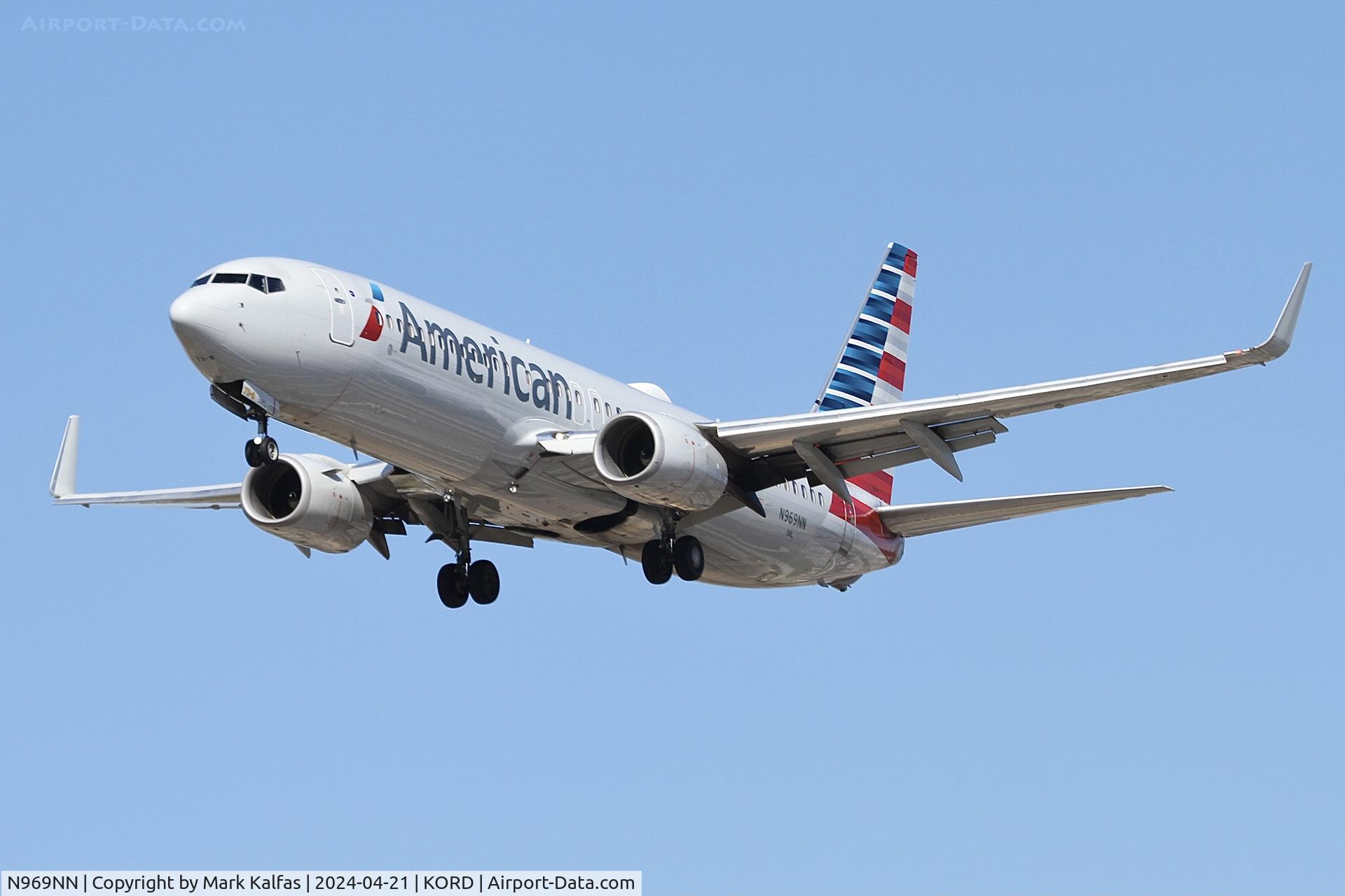 N969NN, 2015 Boeing 737-823 C/N 31215, B738 American Airlines Boeing 737-823 N933NN, 28C approach KORD