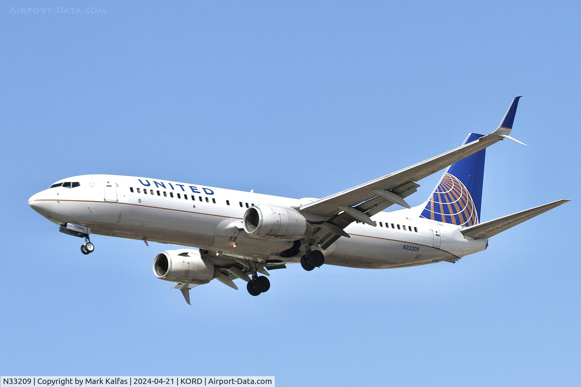 N33209, 2000 Boeing 737-824 C/N 30581, B738 United Airlines Boeing 737-824 N33209 arriving 28C KORD