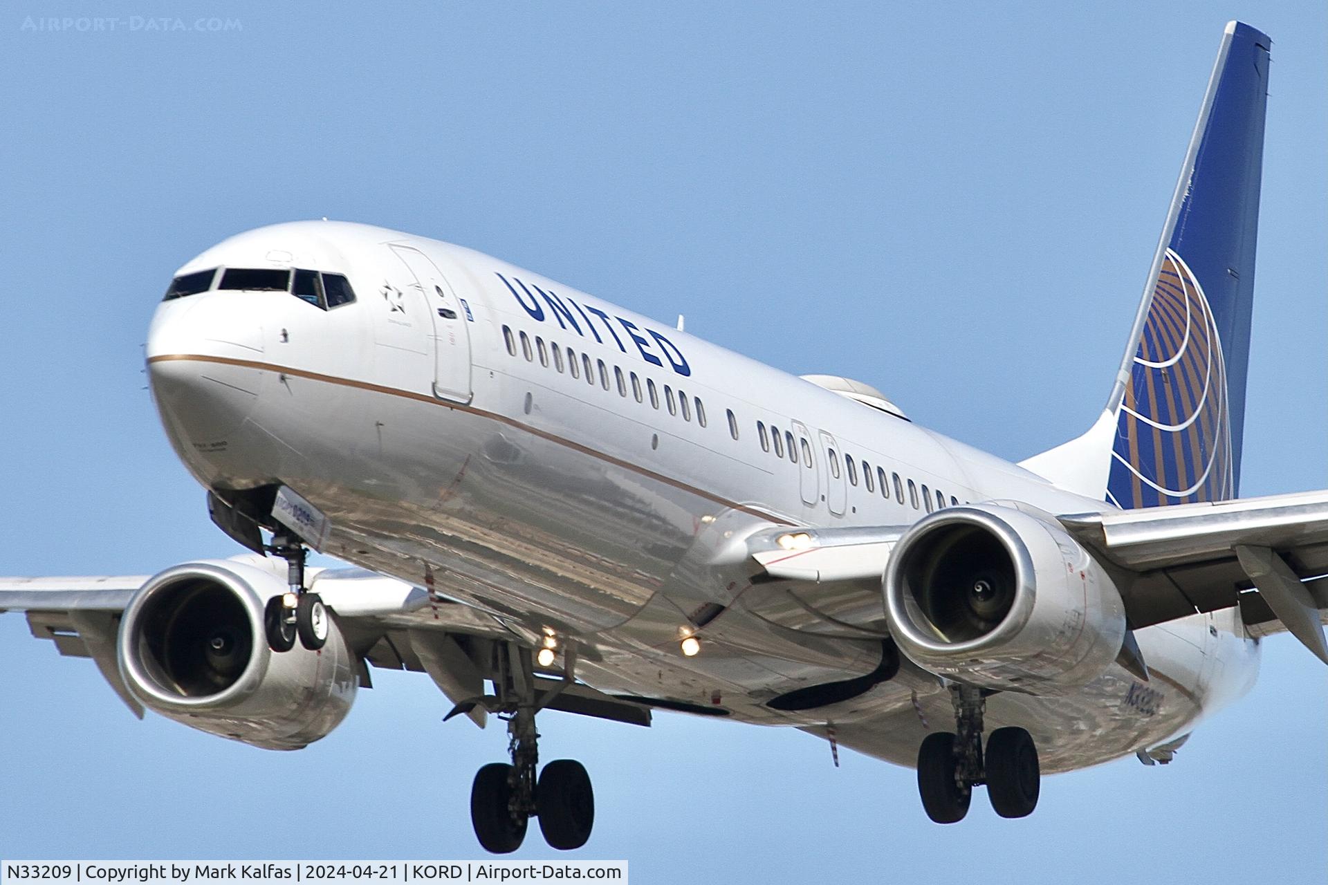 N33209, 2000 Boeing 737-824 C/N 30581, B738 United Airlines Boeing 737-824 N33209 arriving 28C KORD