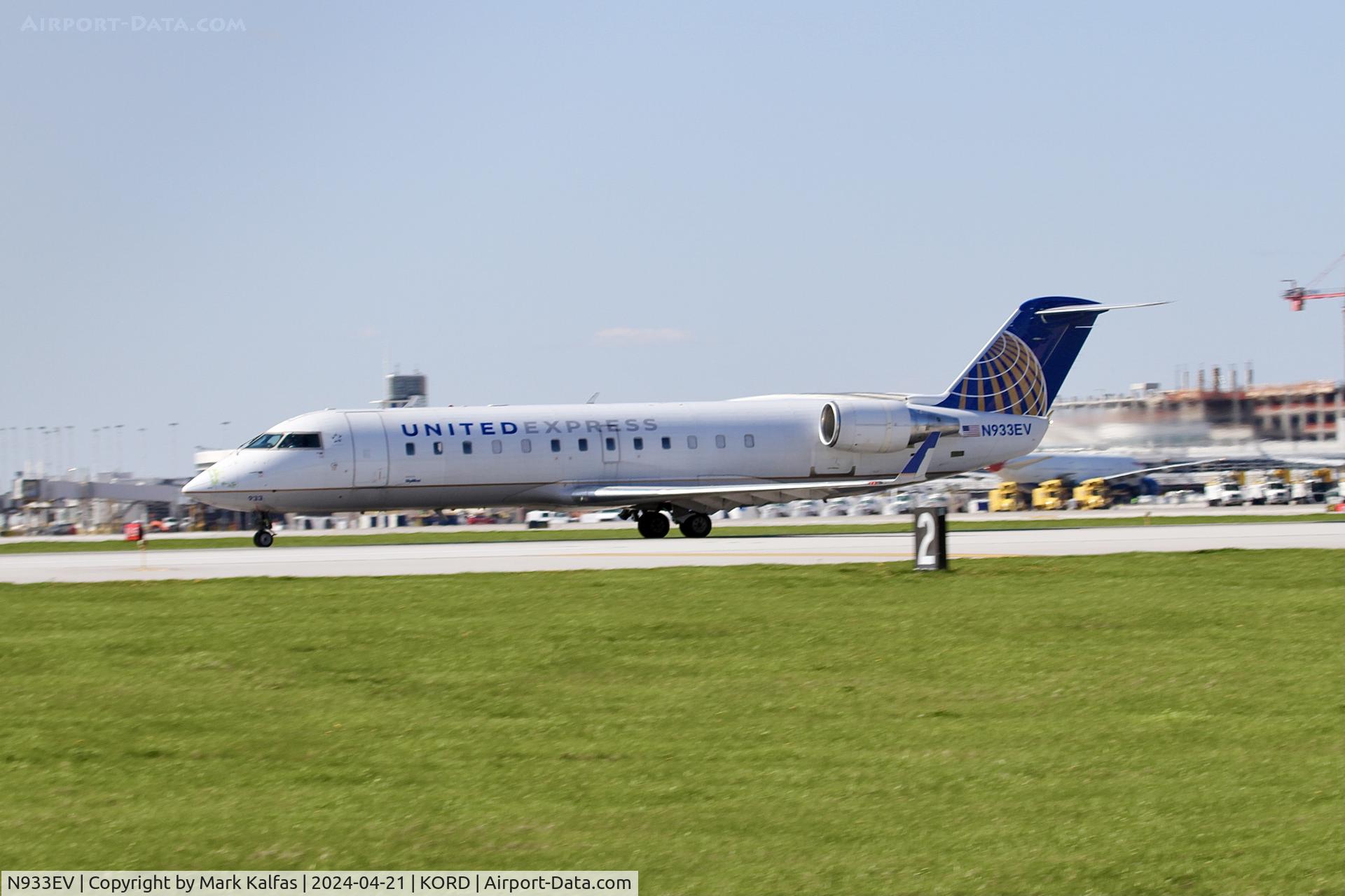 N933EV, 2005 Canadair CRJ-200ER (CL-600-2B19) C/N 8022, CRJ2 SKYWEST / UNITED EXPRESS Canadair CRJ-200ER N933EV departing 22L KORD