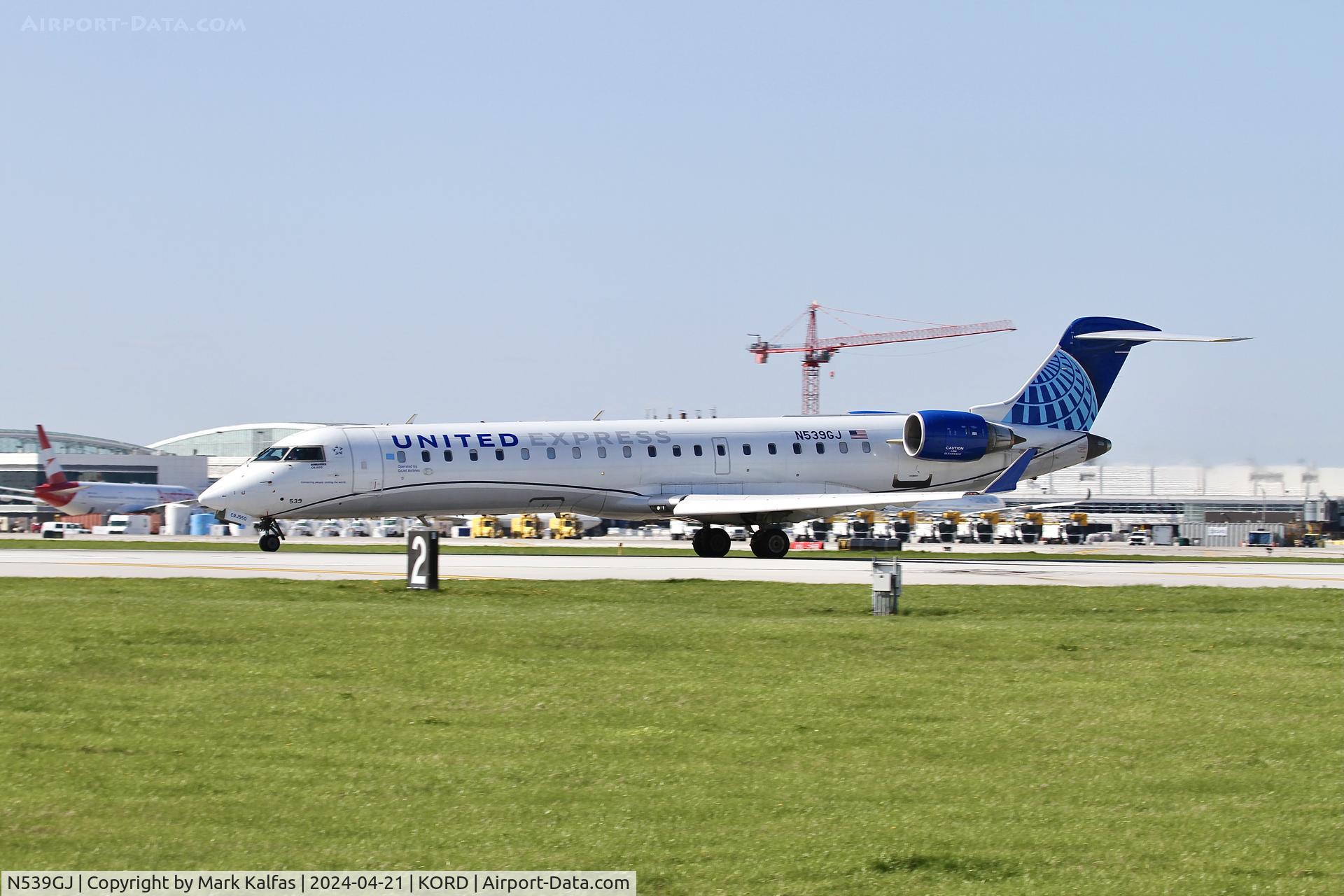 N539GJ, Bombardier CRJ-550 (CL-600-2C11) C/N 10230, CRJ7 GoJet/United Express Bombardier CRJ550, CL-600-2C11 N539GJ departing 22l KORD