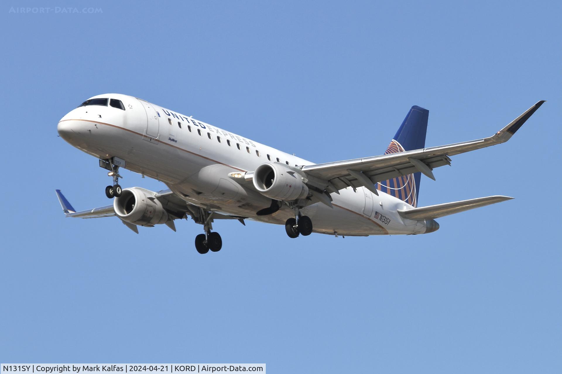 N131SY, 2015 Embraer 175LR (ERJ-170-200LR) C/N 17000450, E75L SkyWest/United Express EMBRAER 175 N131SY 28C approach KORD