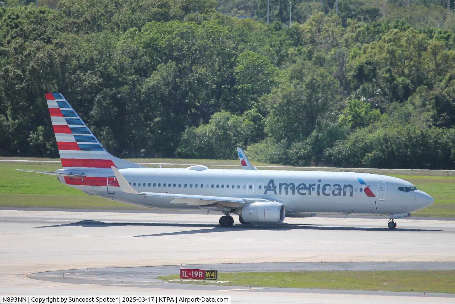 N893NN, 2012 Boeing 737-823 C/N 33316, American Flight 2526 departs Tampa International Airport enroute to Miami International Airport