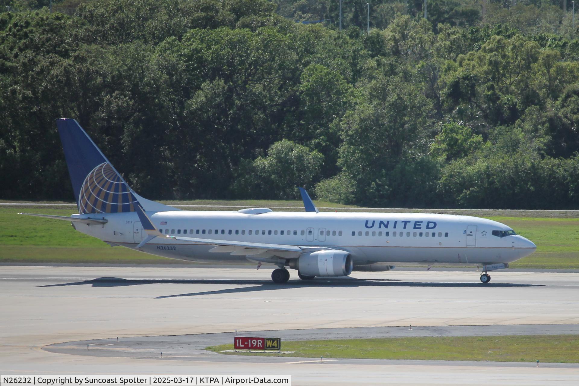 N26232, 1999 Boeing 737-824 C/N 28942, United Flight 2045 arrives at Tampa International Airport following flight from Denver International Airport