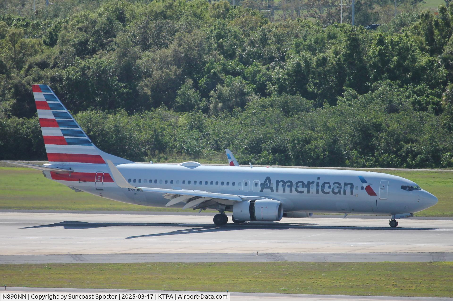 N890NN, 2012 Boeing 737-823 C/N 31143, American Flight 2506 arrives at Tampa International Airport following flight from Philadelphia International Airport
