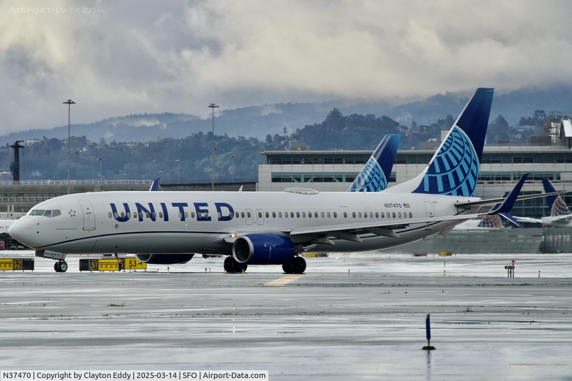 N37470, 2013 Boeing 737-924/ER C/N 37099, Departing runway 10 SFO 2025