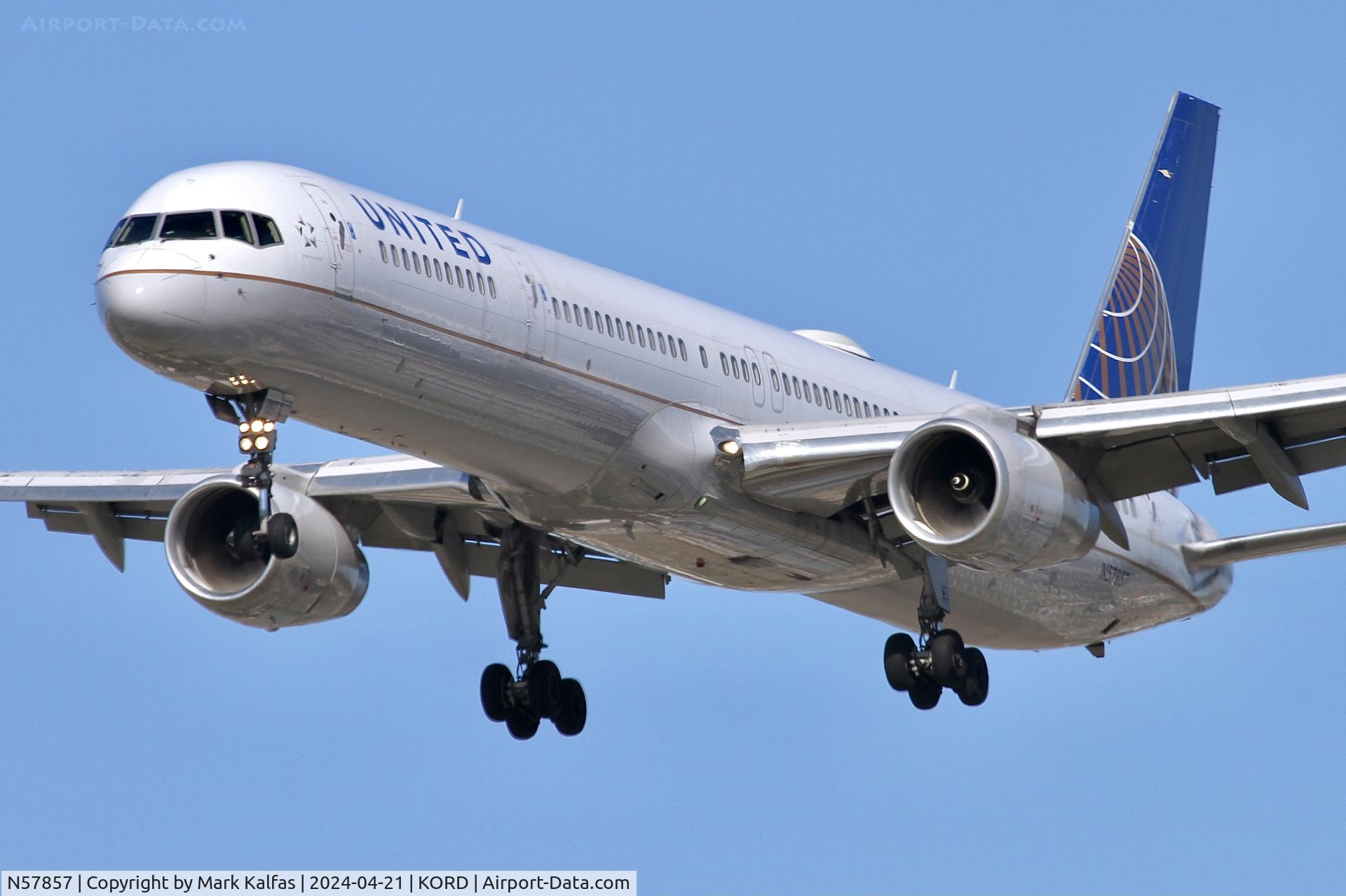 N57857, 2004 Boeing 757-324 C/N 32816, B753 UNITED AIRLINES Boeing 757-33N N57857 on approach 28C KORD