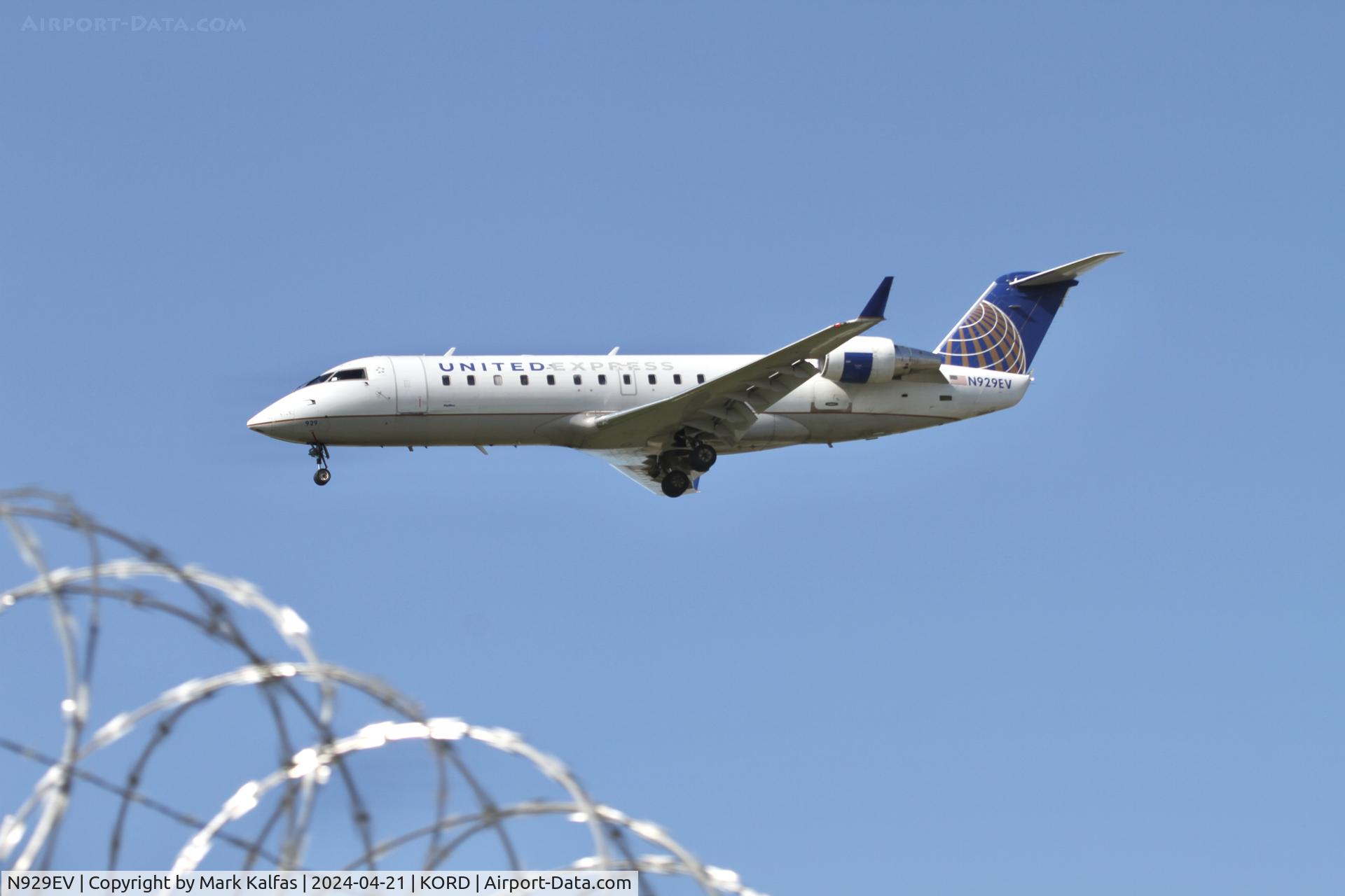 N929EV, 2004 Bombardier CRJ-200ER (CL-600-2B19) C/N 8007, CRJ2 SkyWest/United Express Bombardier CRJ-200ER N929EV arriving 28C KORD