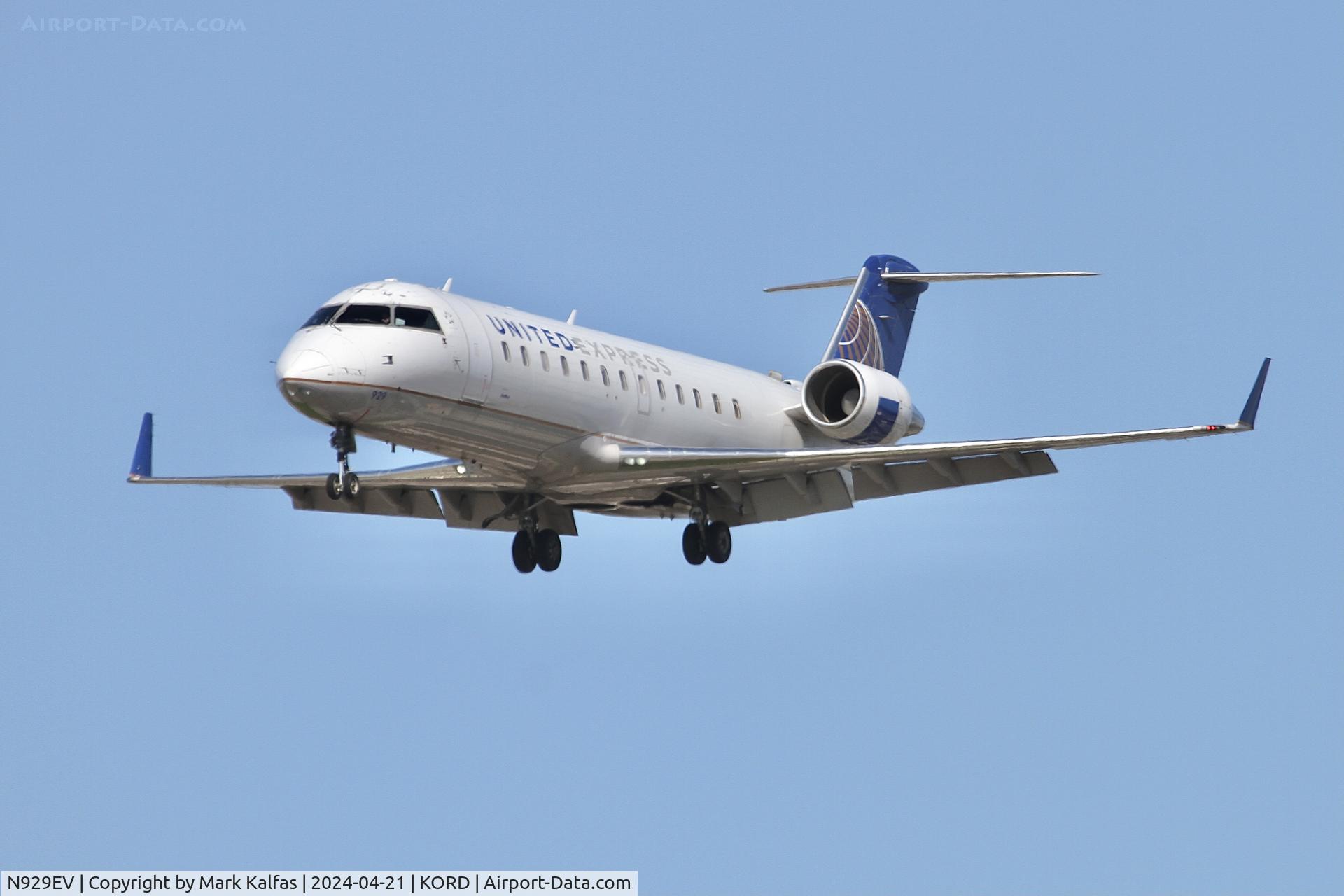N929EV, 2004 Bombardier CRJ-200ER (CL-600-2B19) C/N 8007, CRJ2 SkyWest/United Express Bombardier CRJ-200ER N929EV arriving 28C KORD