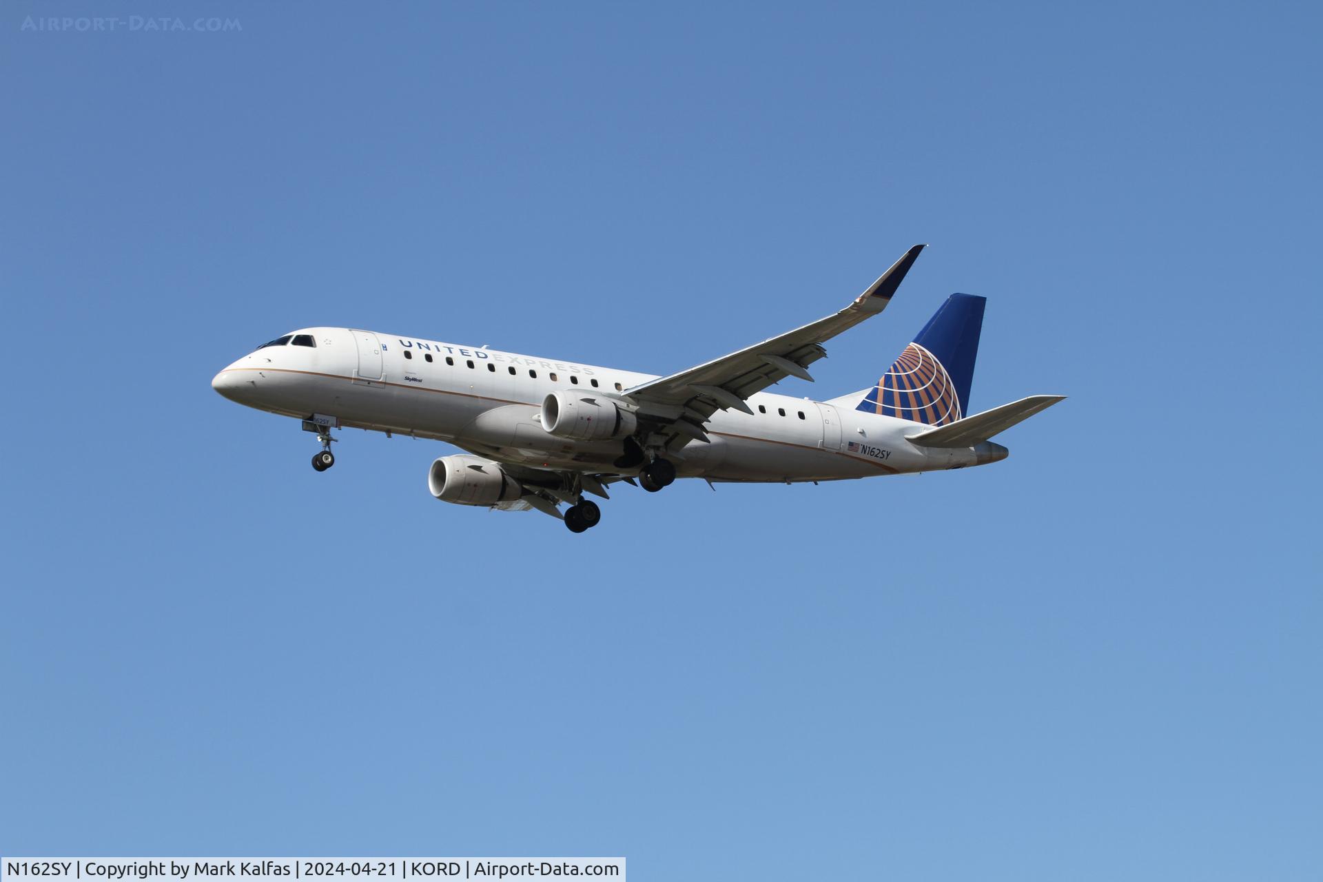 N162SY, 2016 Embraer 175LR (ERJ-170-200LR) C/N 17000576, E75L SkyWest / United Express EMBRAER 175 N729YX arriving on 28C