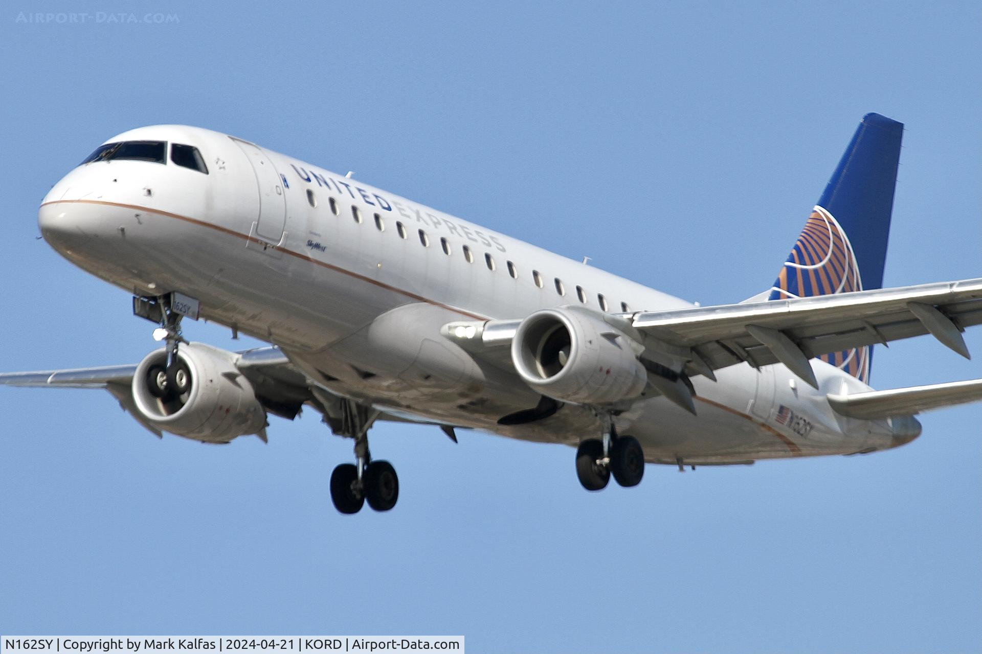 N162SY, 2016 Embraer 175LR (ERJ-170-200LR) C/N 17000576, E75L SkyWest / United Express EMBRAER 175 N729YX arriving on 28C