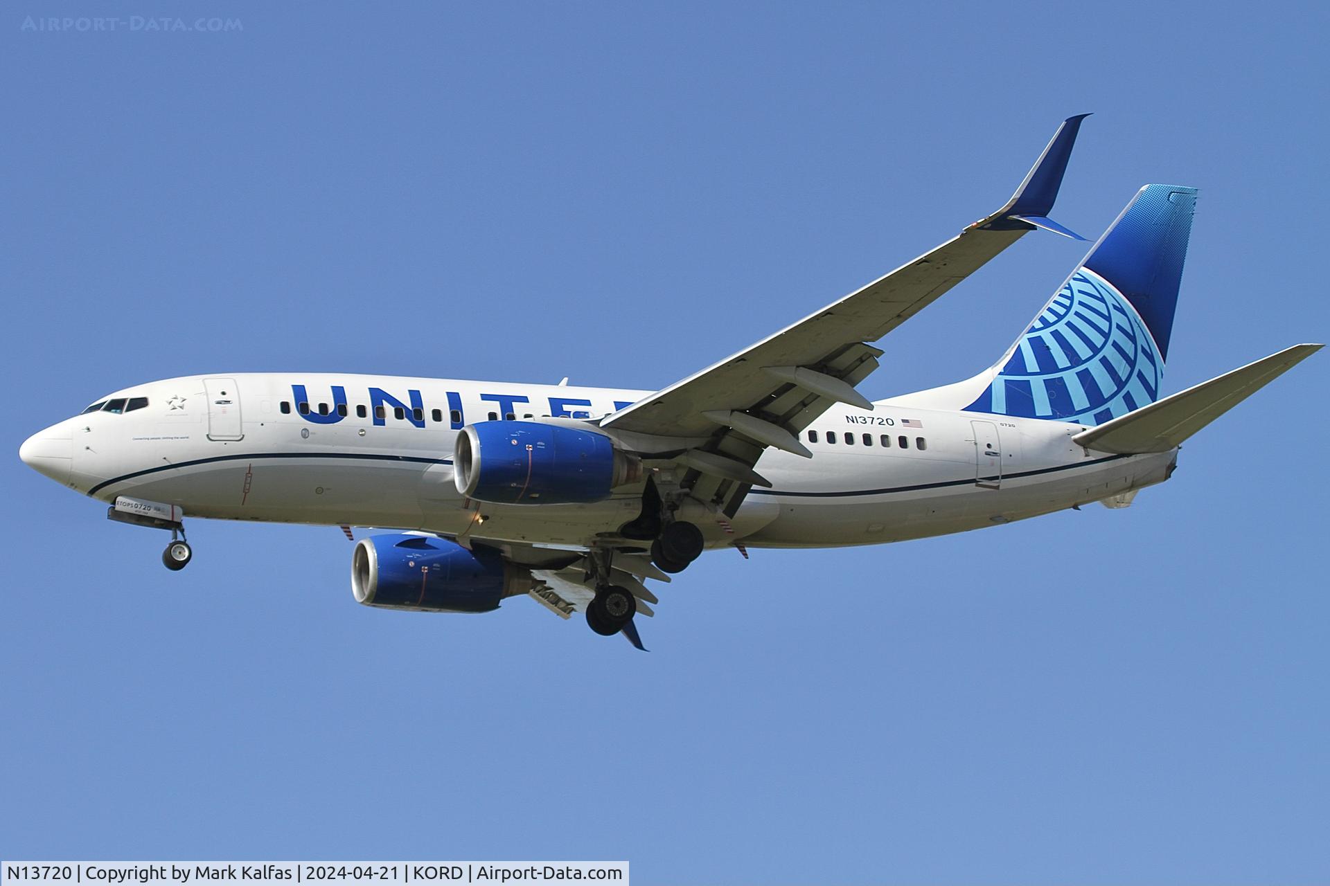 N13720, 1999 Boeing 737-724 C/N 28939, B737 United Airlines BOEING 737-724 N17320 arriving 28C