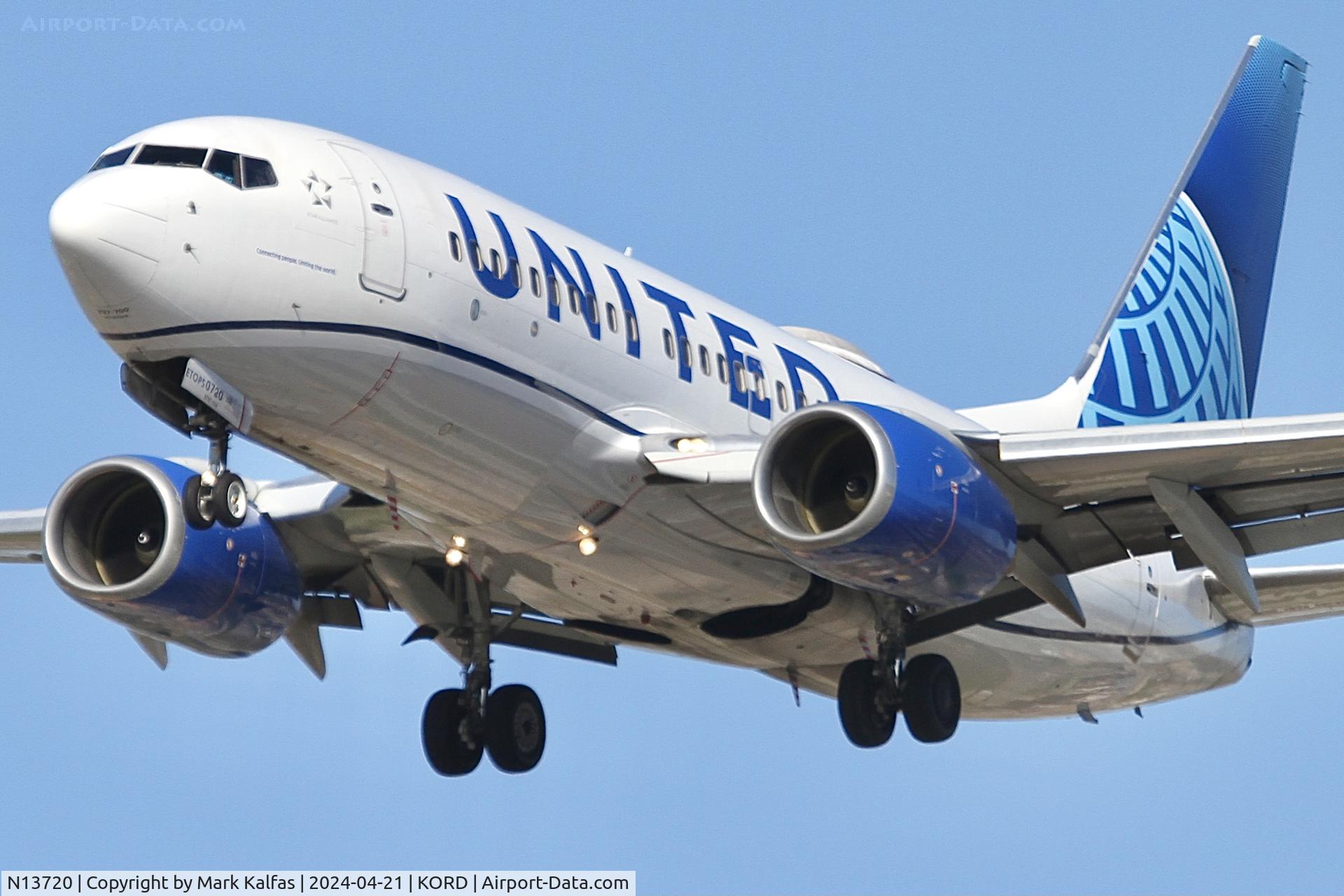 N13720, 1999 Boeing 737-724 C/N 28939, B737 United Airlines BOEING 737-724 N17320 arriving 28C