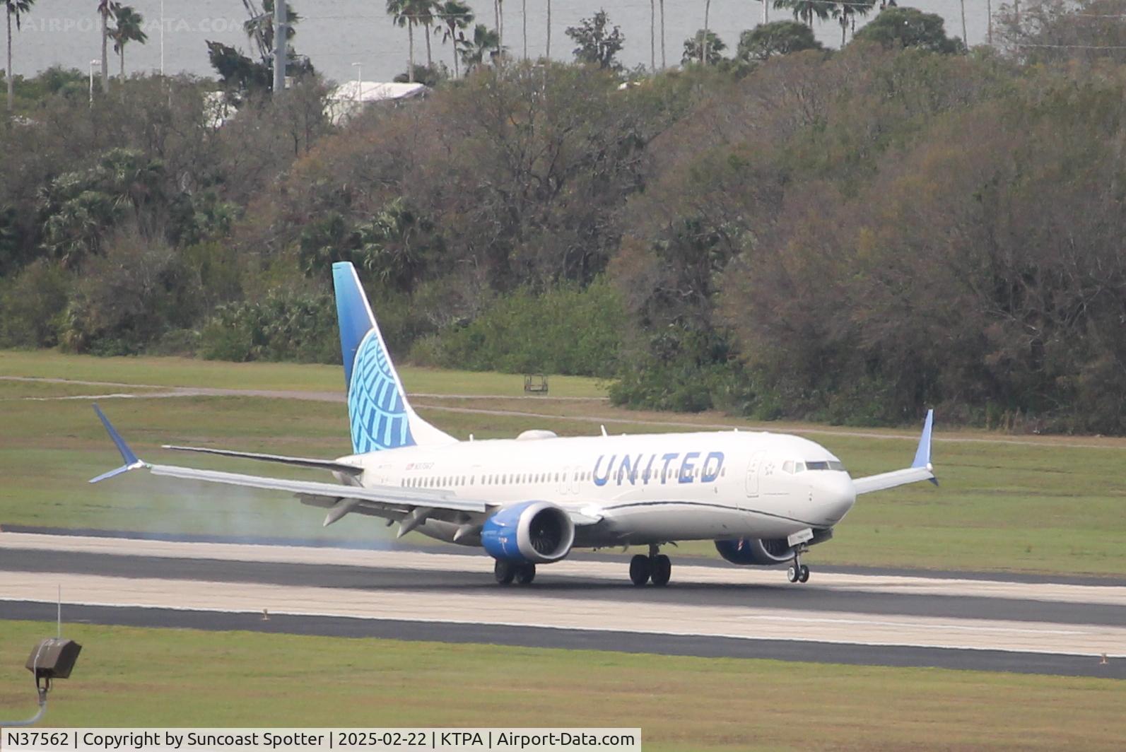 N37562, 2023 Boeing 737-9 MAX C/N 67591, United Flight 1625 arrives at Tampa International Airport following flight from Newark-Liberty International Airport