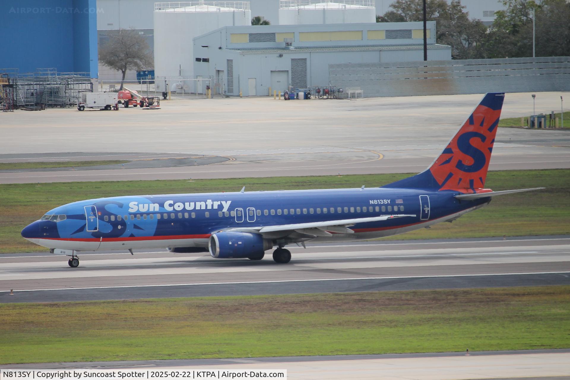 N813SY, 2001 Boeing 737-8Q8 C/N 28237, Sun Country Flight 214 departs Tampa International Airport enroute to Minneapolis-St Paul International Airport
