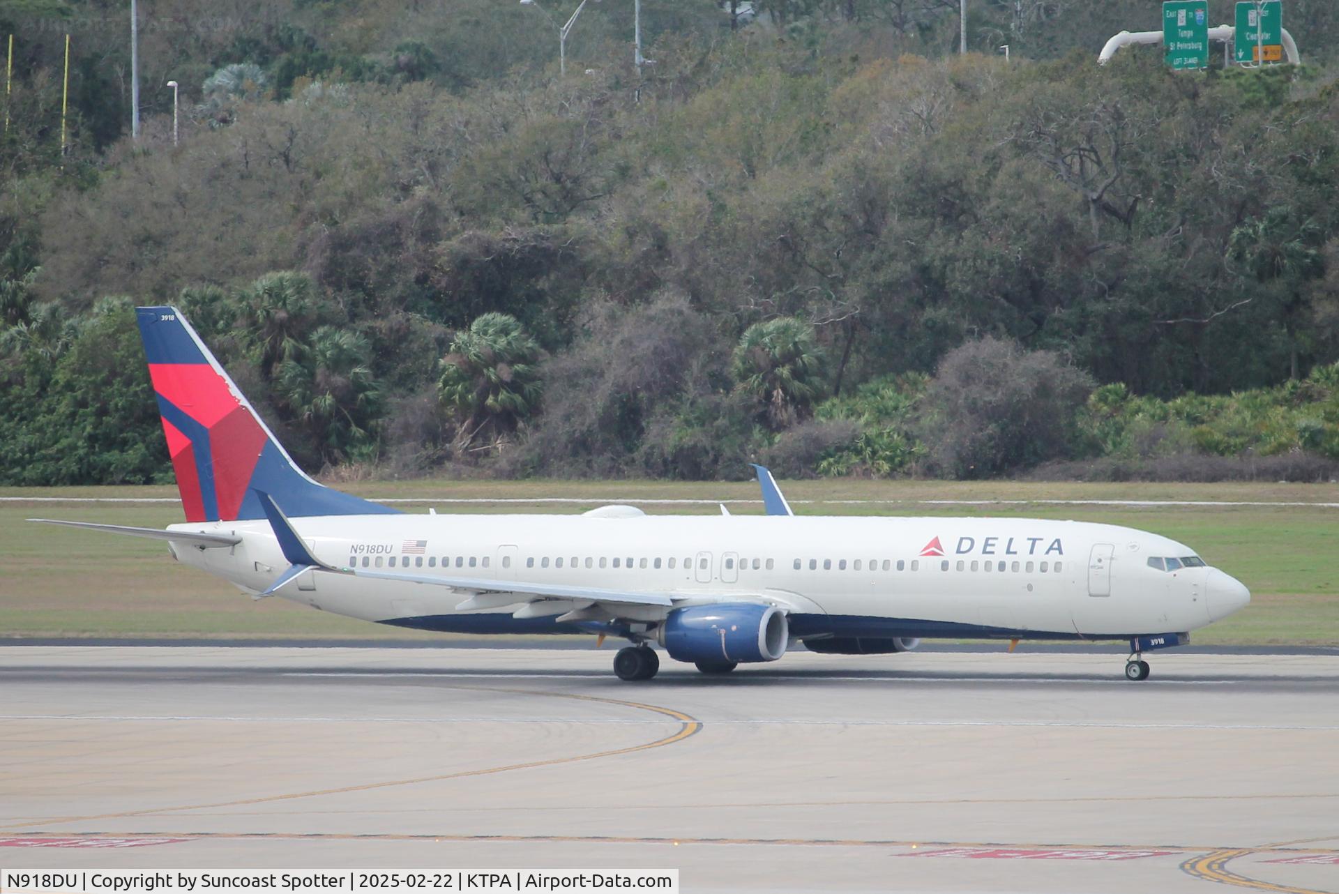 N918DU, Boeing 737-932ER C/N 64885, Delta Flight 2531 departs Tampa International Airport enroute to LaGuardia Airport