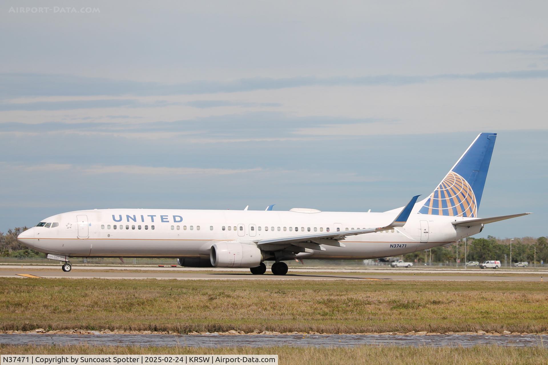 N37471, 2013 Boeing 737-924/ER C/N 37102, United Flight 2852 taxis at Southwest Florida International Airport prior to flight to Newark-Liberty International Airport