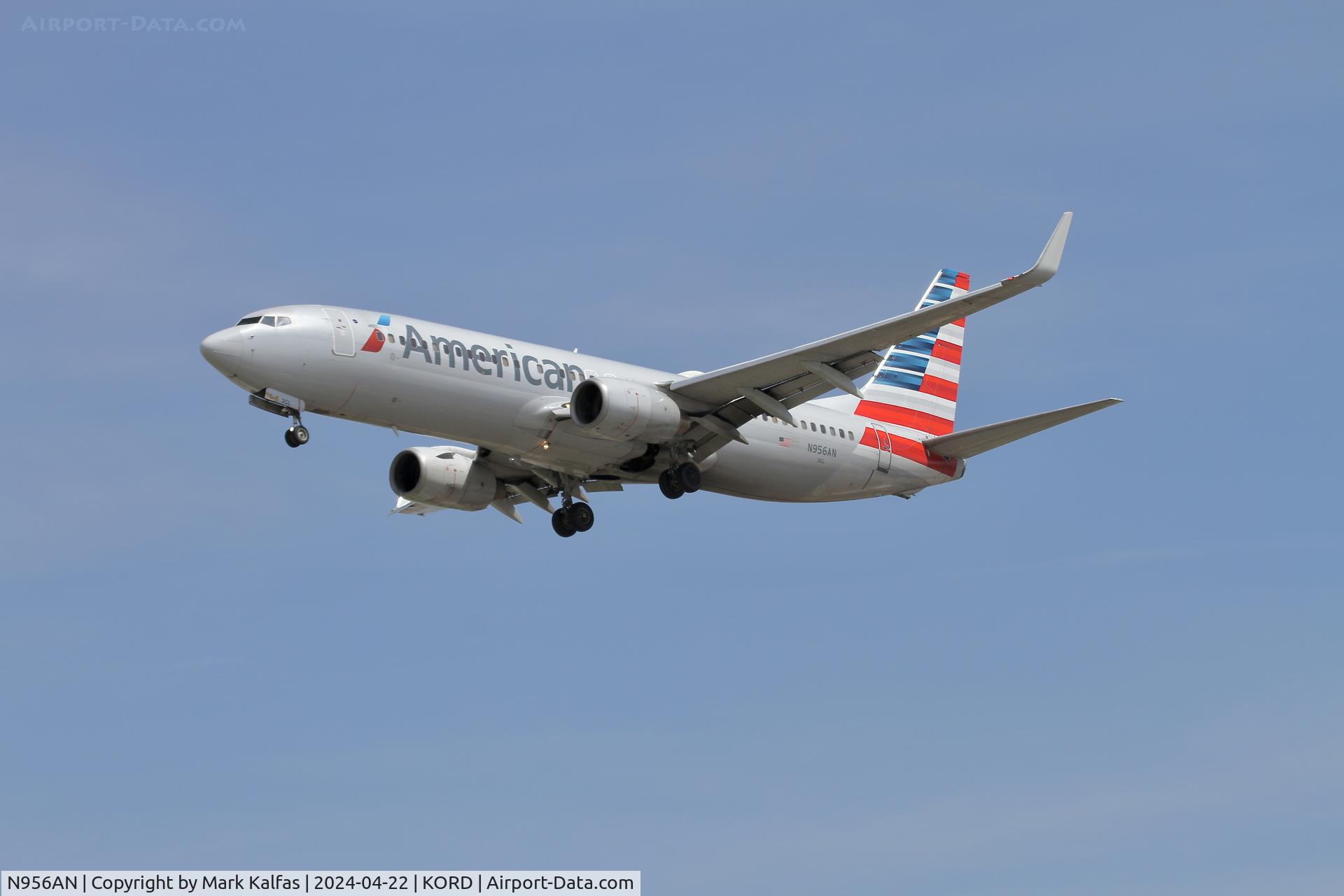 N956AN, 2001 Boeing 737-823 C/N 30090, B738 American Airlines Boeing 737-823 N956AN arriving on 28C KORD