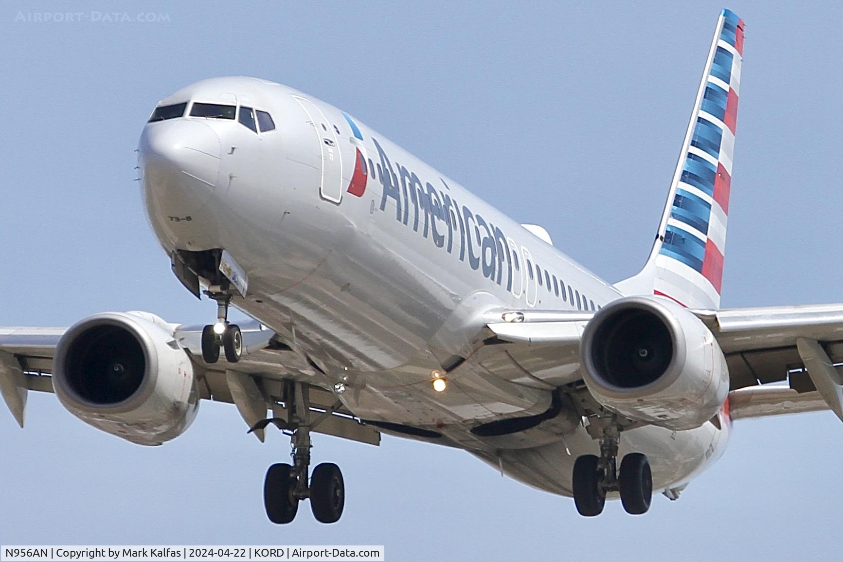 N956AN, 2001 Boeing 737-823 C/N 30090, B738 American Airlines Boeing 737-823 N956AN arriving on 28C KORD