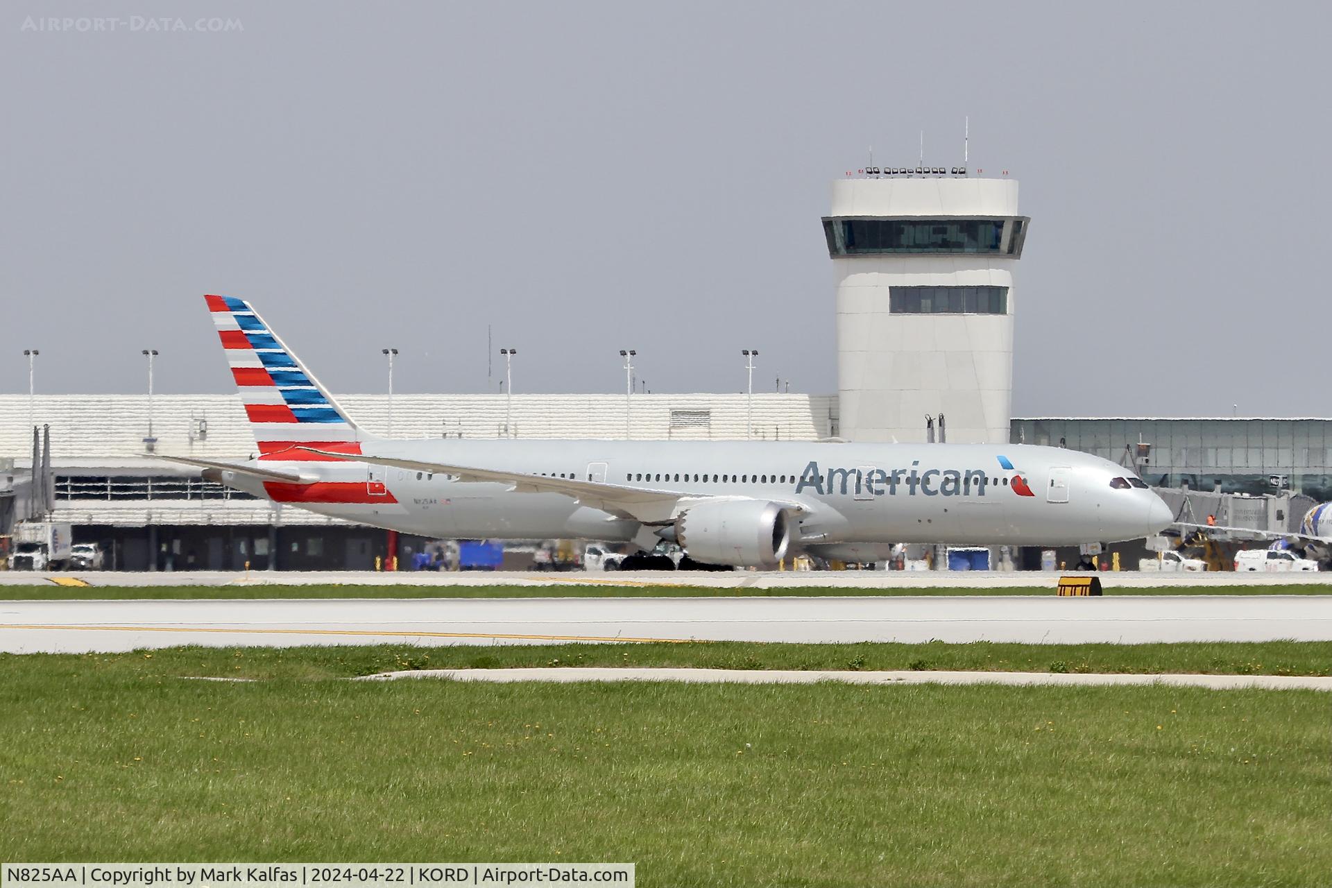 N825AA, 2016 Boeing 787-9 Dreamliner C/N 40644, B789 American Airlines Boeing 787-9 Dreamliner N825AA at KORD