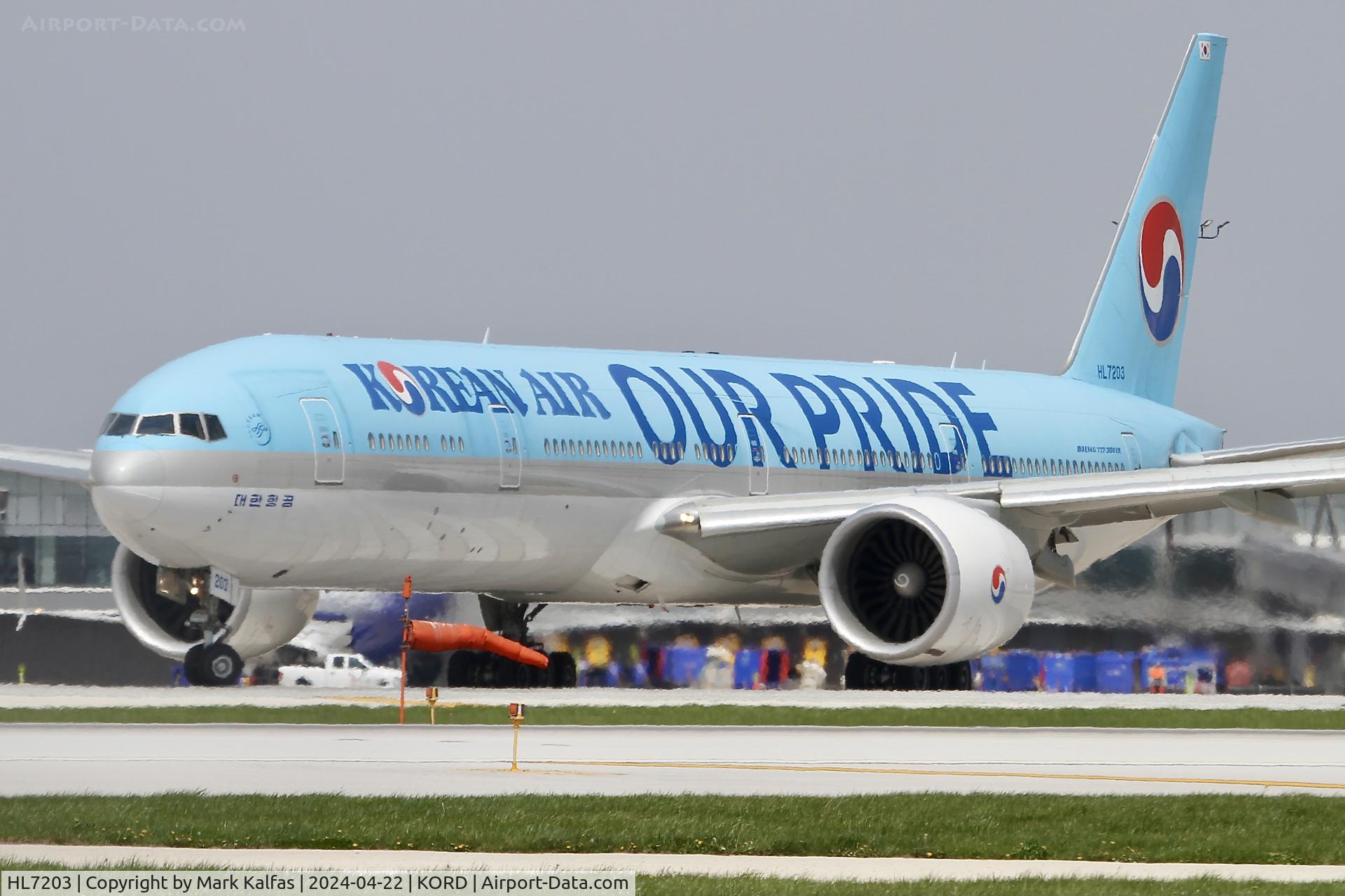 HL7203, 2018 Boeing 777-3B5/ER C/N 60378, B77W Korean Air Boeing 777-3B5/ER HL7203 preparing for departure 28C KORD