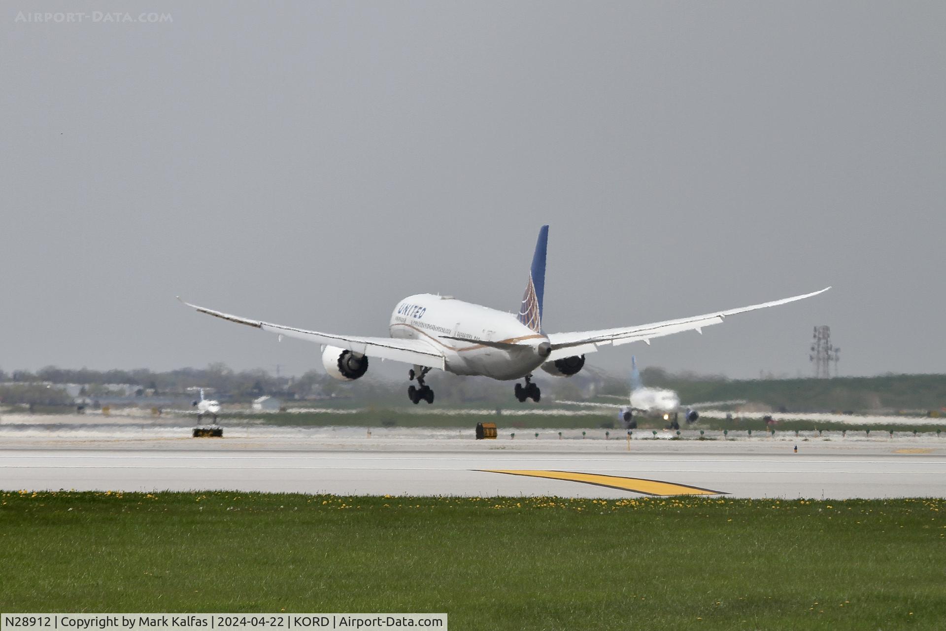 N28912, 2014 Boeing 787-8 Dreamliner C/N 34828, B789 United Airlines  Boeing 787-8 Dreamliner N28912 arriving 28C KORD