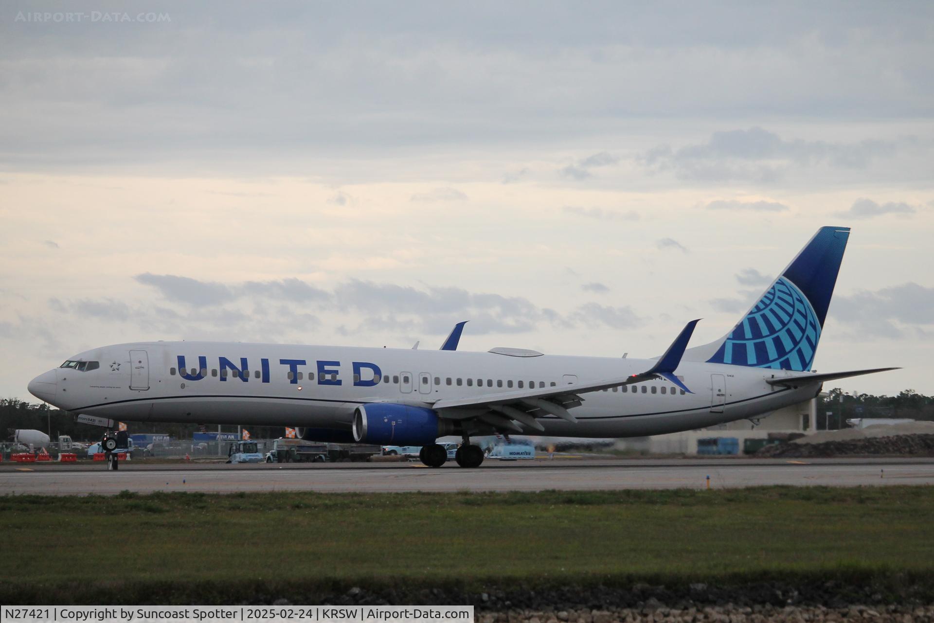 N27421, 2008 Boeing 737-924/ER C/N 37094, United Flight 335 arrives at Southwest Florida International Airport following flight from Chicago-O’Hare International Airport