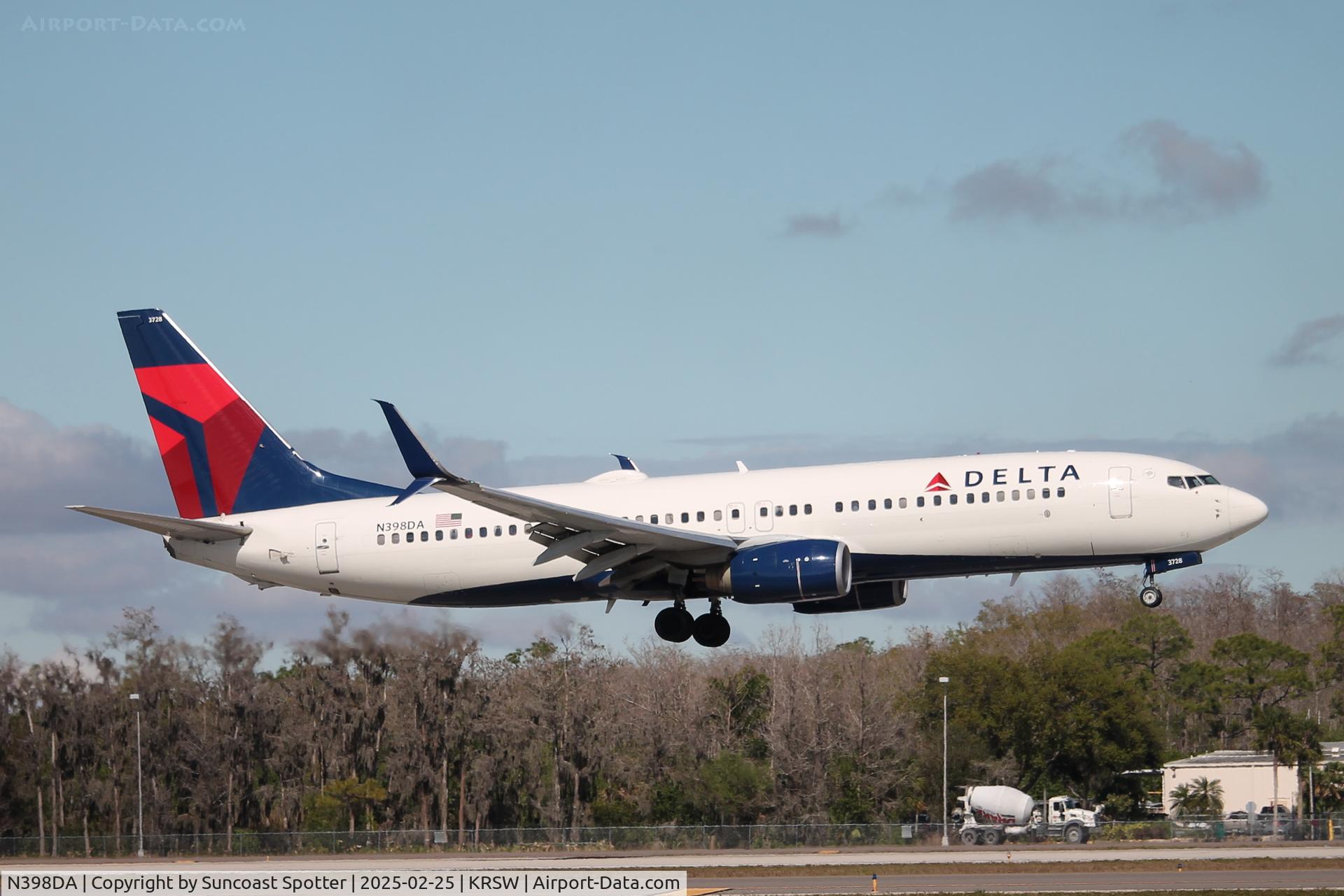 N398DA, 2000 Boeing 737-832 C/N 30774, Delta Flight 2474 arrives at Southwest Florida International Airport following flight from Boston-Logan International Airport