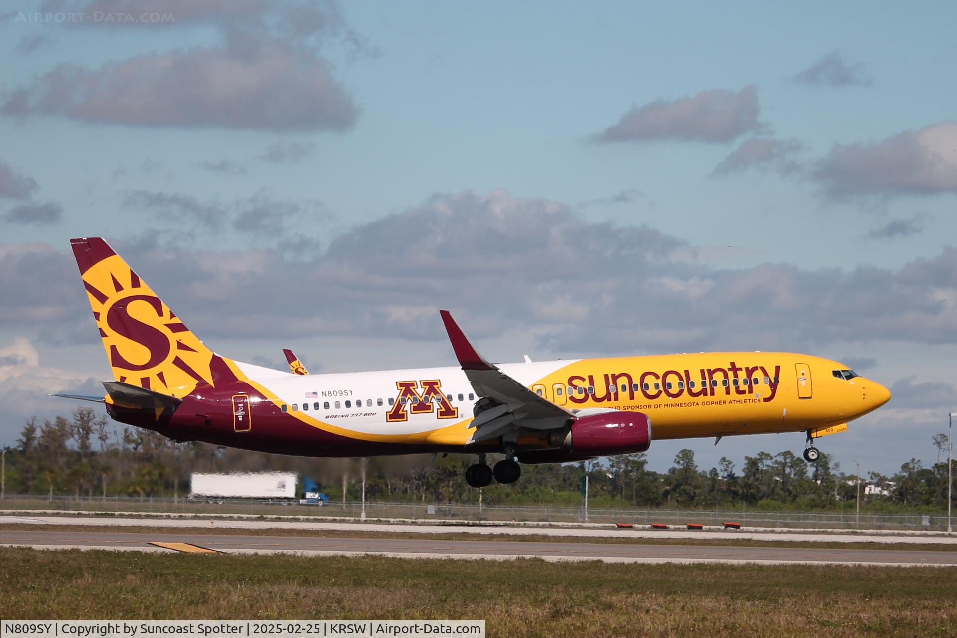 N809SY, 2005 Boeing 737-8Q8 C/N 30683, Sun Country Flight 381 arrives at Southwest Florida International Airport following flight from Minneapolis-St Paul International Airport