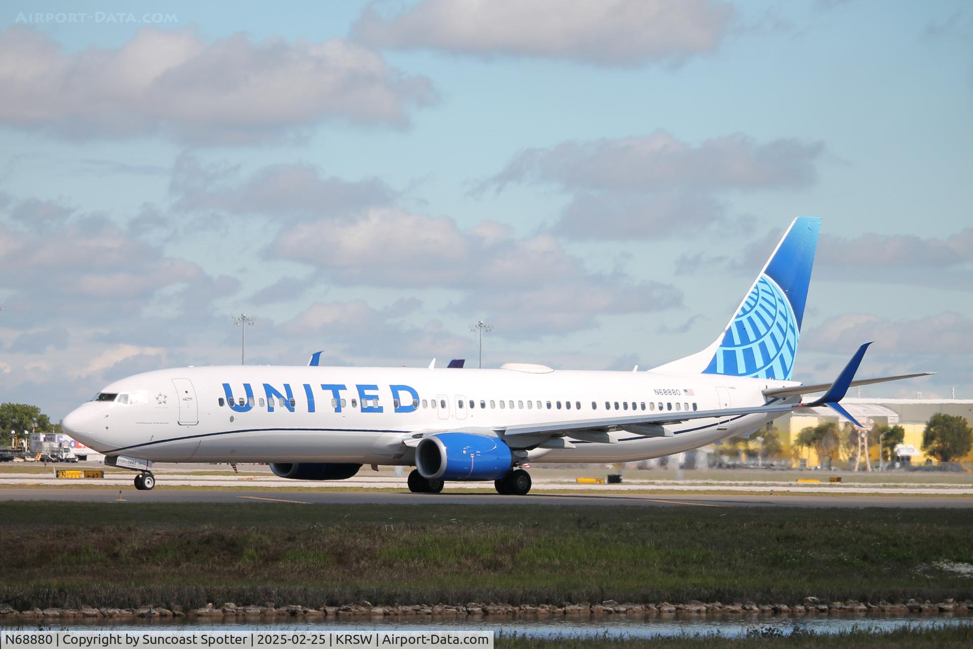 N68880, 2015 Boeing 737-924/ER C/N 42199, United Flight 2852 taxis at Southwest Florida International Airport prior to flight to Newark-Liberty Airport