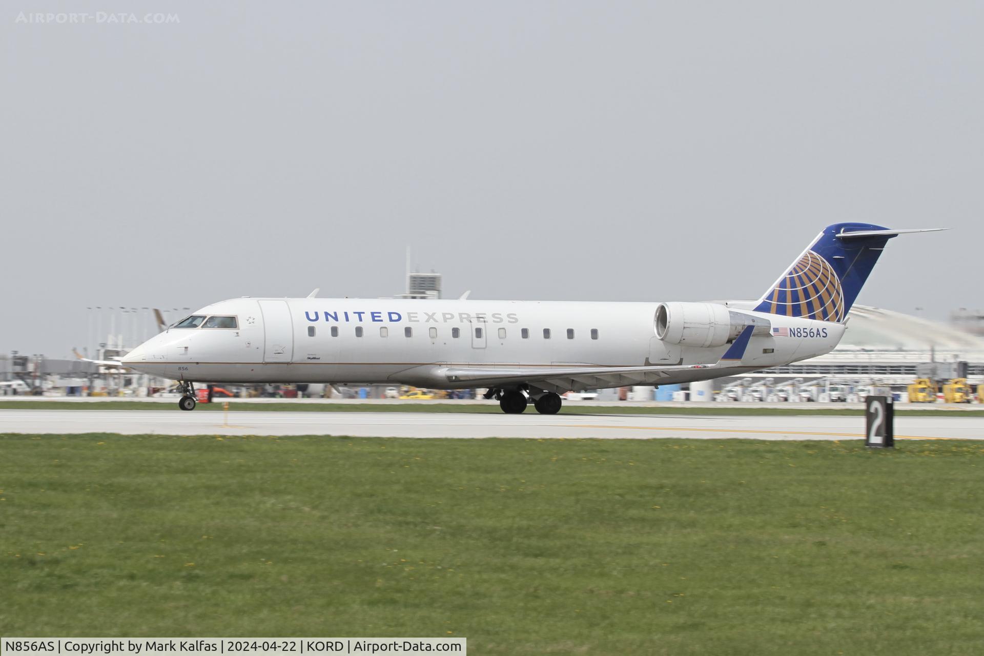 N856AS, 2000 Bombardier CRJ-200ER (CL-600-2B19) C/N 7404, CRJ2 SKYWEST / UNITED EXPRESS Bombardier CRJ-200ER N856AS departing 22L KORD