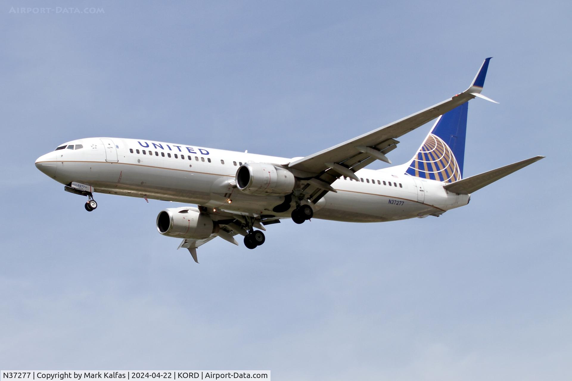 N37277, 2002 Boeing 737-824 C/N 31595, B738 United Airlines United Airlines Boeing 737-824 N37277 on approach to 28C KORD