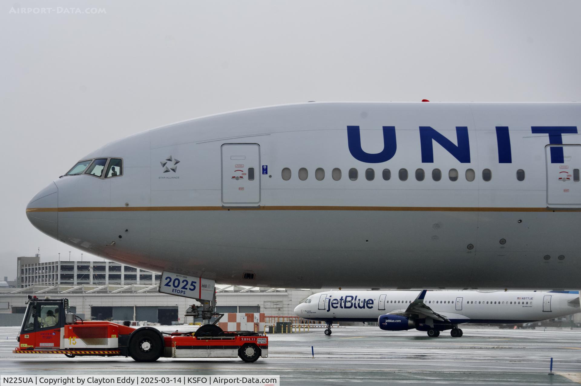 N225UA, 2001 Boeing 777-222/ER C/N 30554, SFO 2025