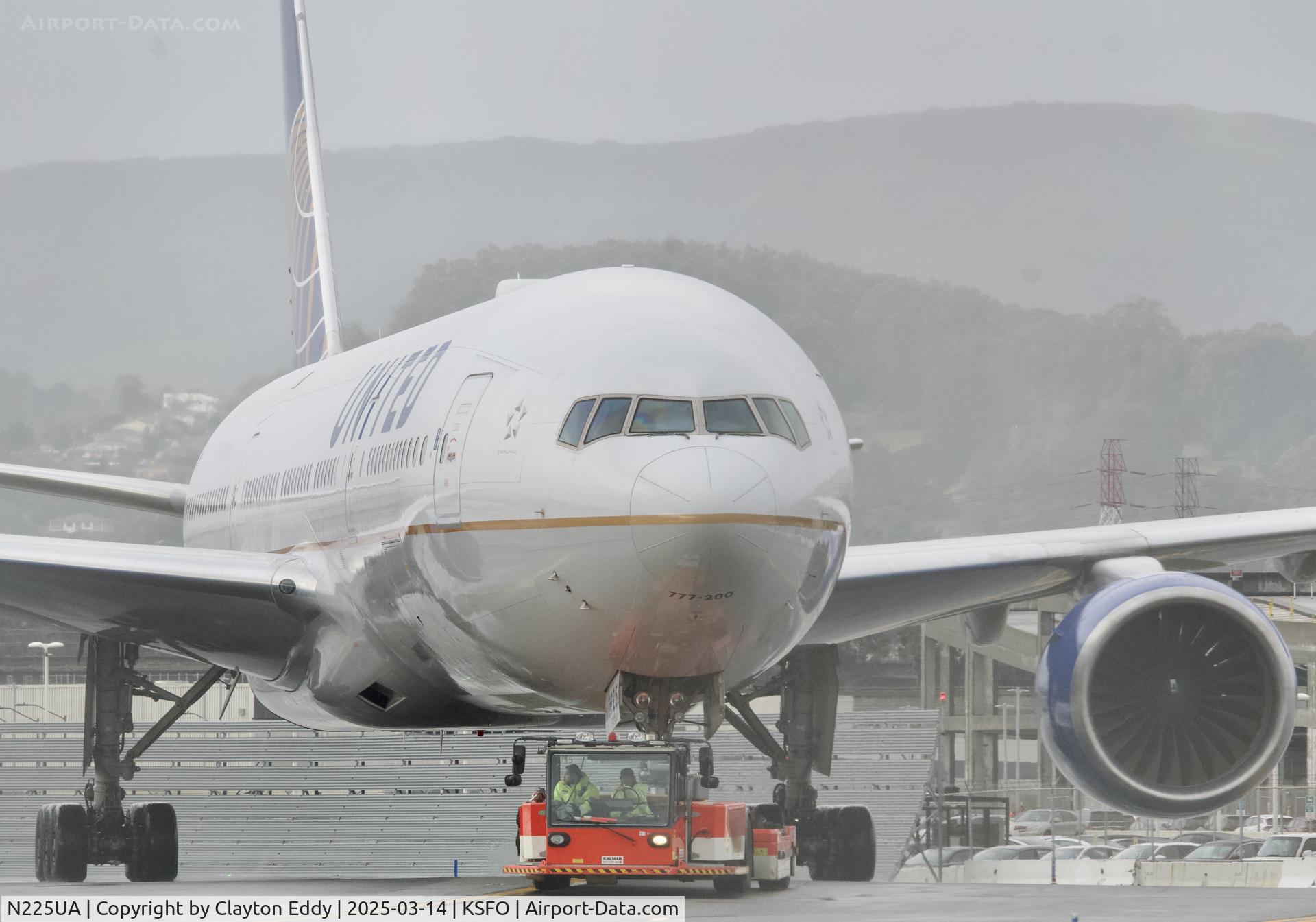 N225UA, 2001 Boeing 777-222/ER C/N 30554, SFO 2025