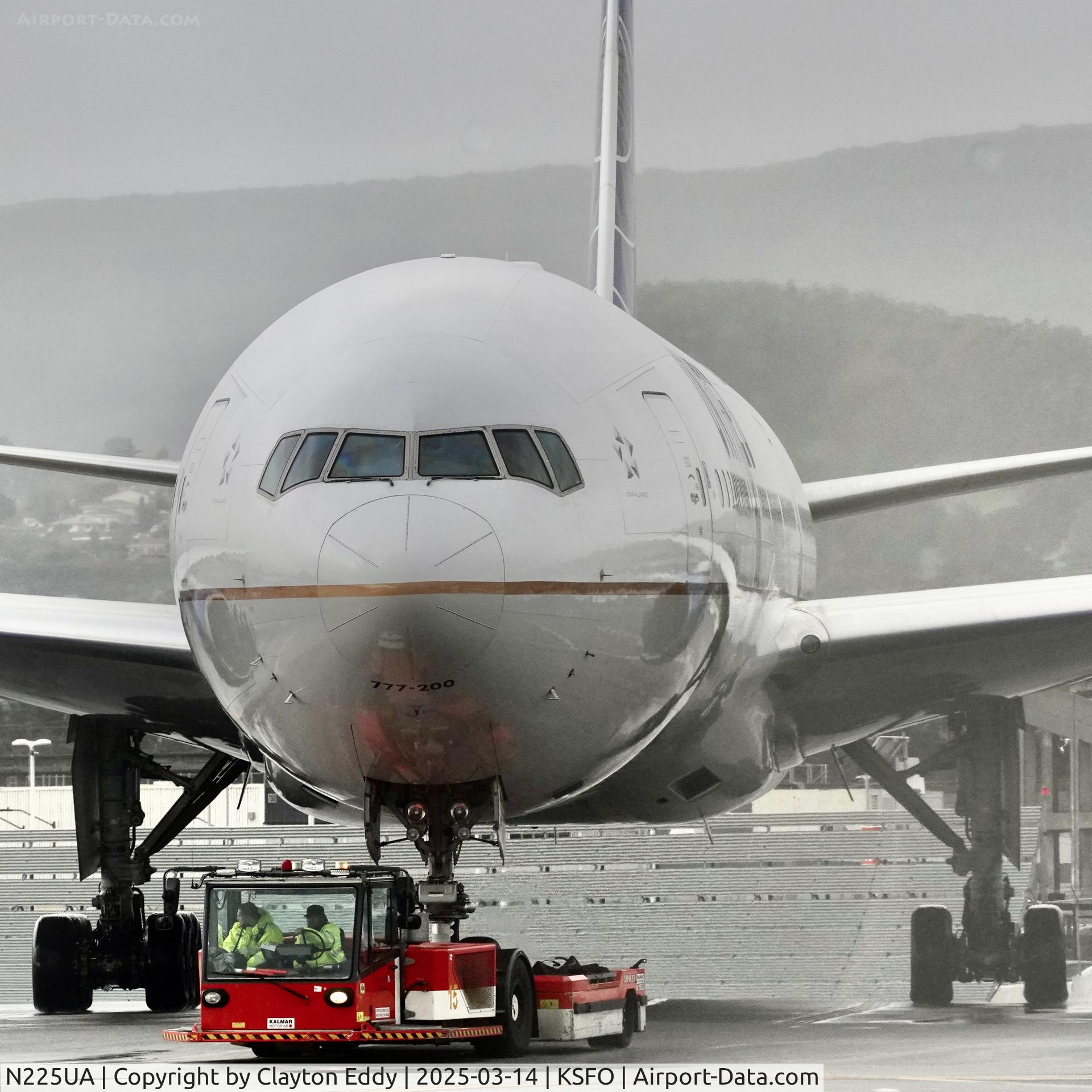 N225UA, 2001 Boeing 777-222/ER C/N 30554, SFO 2025