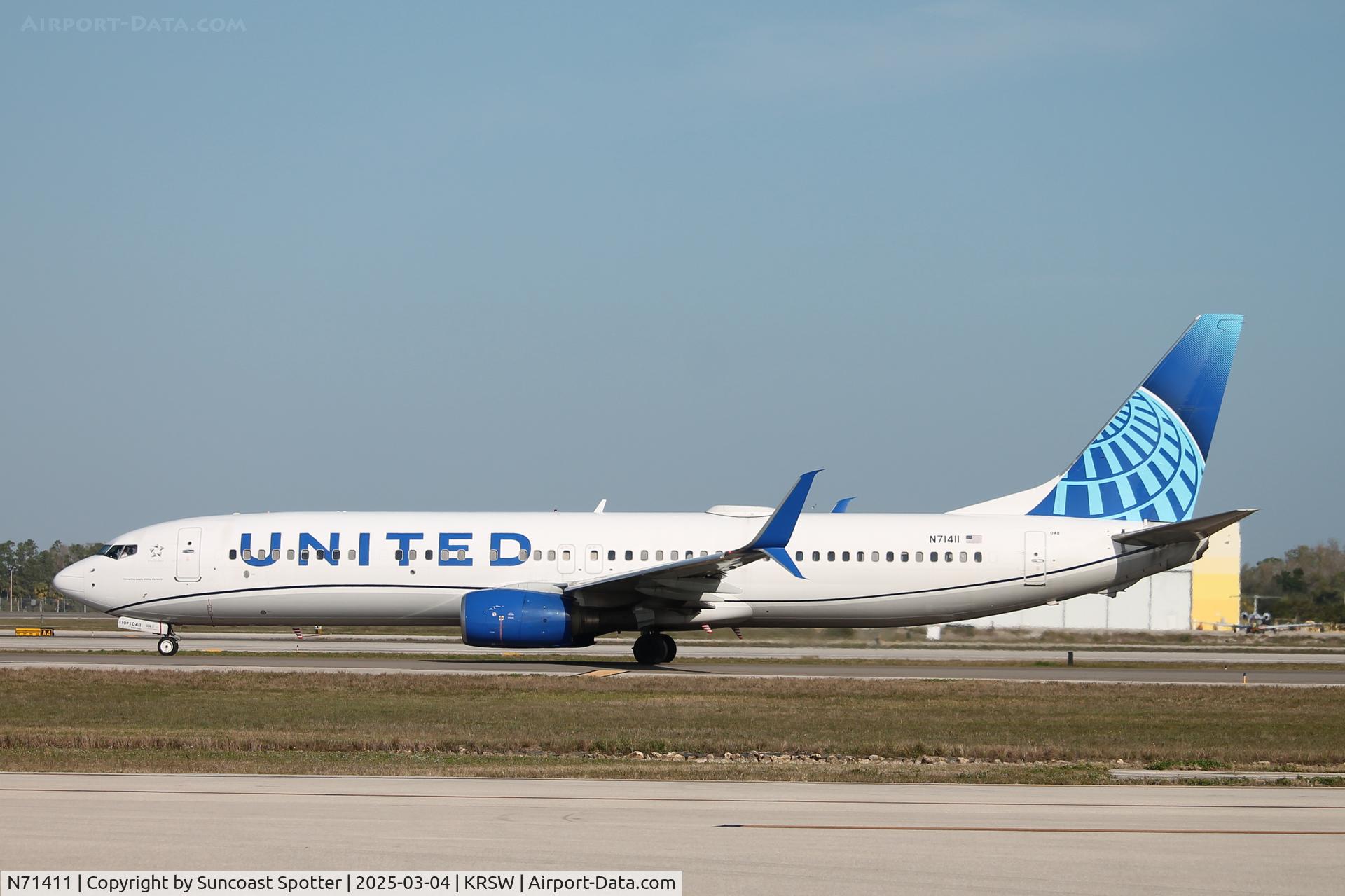 N71411, 2002 Boeing 737-924 C/N 30128, United Flight 1809 taxis at Southwest Florida International Airport prior to flight to Houston-Bush Intercontinental Airport